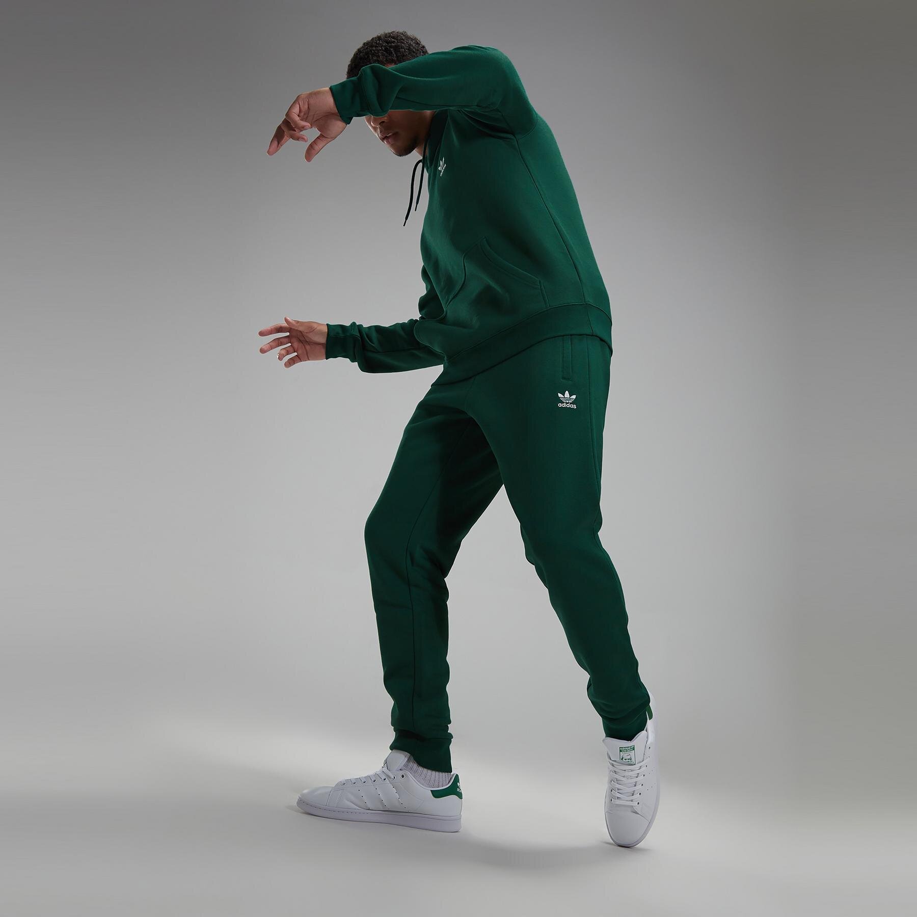 Bărbați pantaloni ADIDAS PANTALONI  TREF ESS PNT C.GRN IS2244 Verde