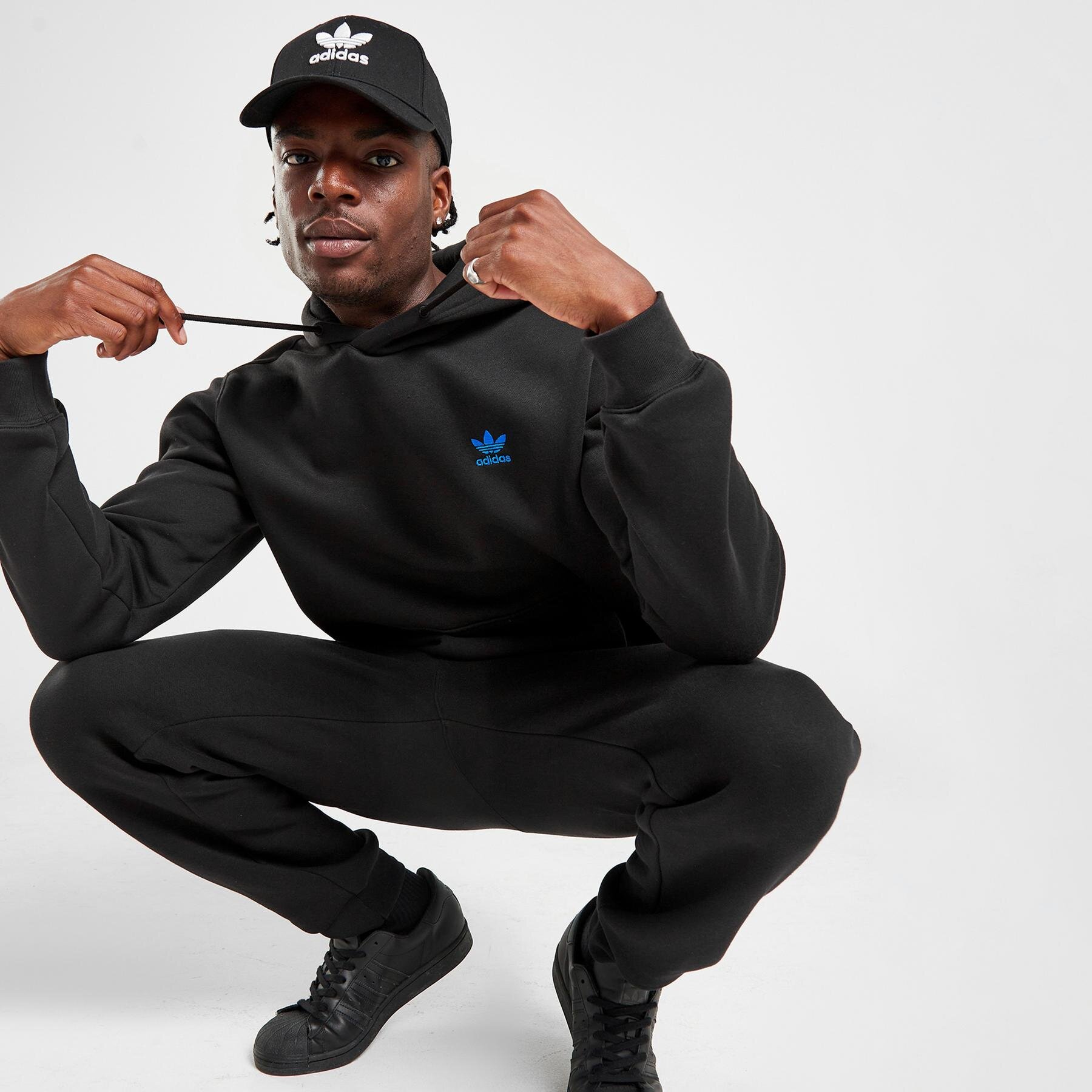 Bărbați bluză ADIDAS BLUZĂ CU GLUGĂ ESSENTIAL HOODY SWEATHIRT IS2246 Negru