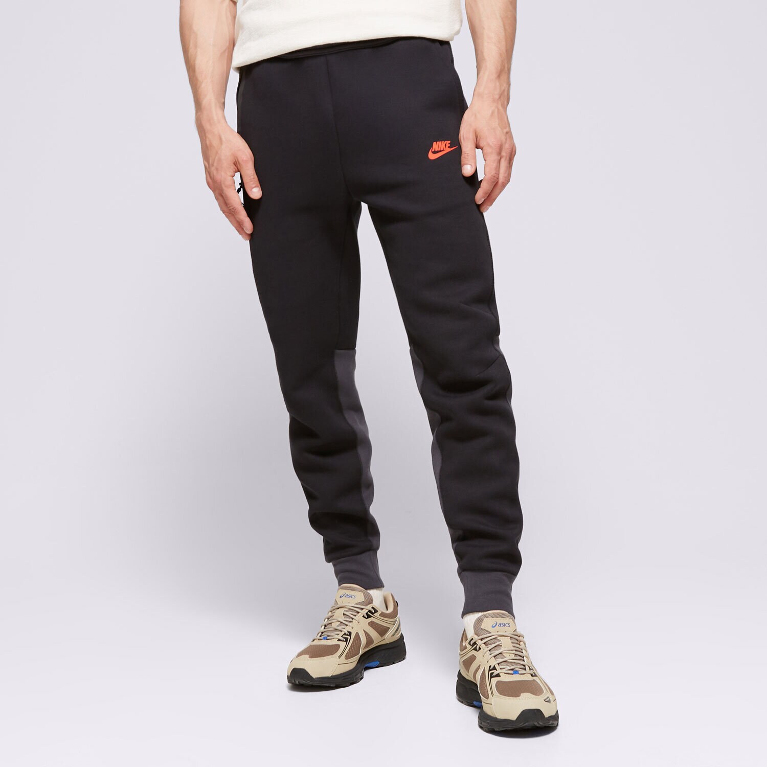 Bărbați pantaloni NIKE PANTALONI M NK TCH FLC JGGR TECH FB8002-013 Negru