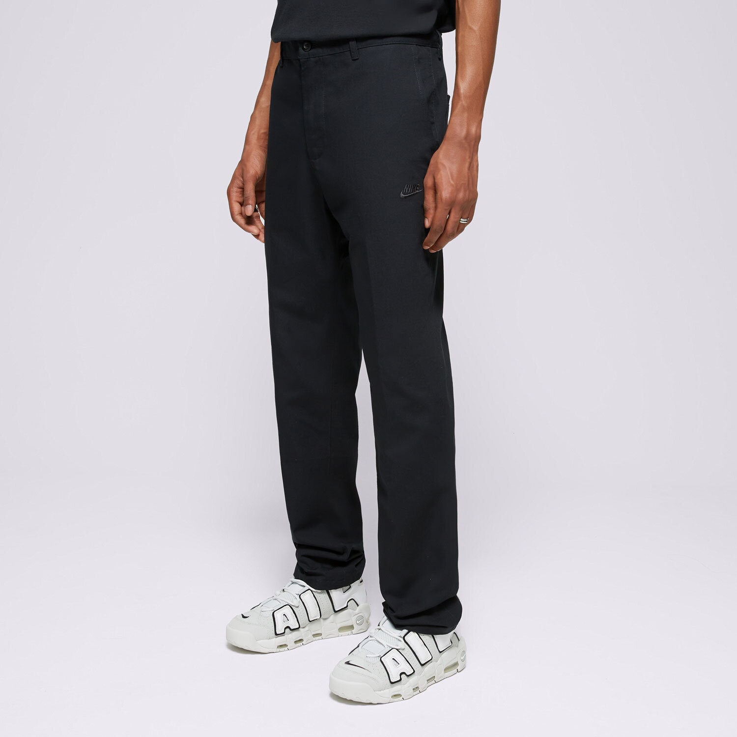 Bărbați pantaloni NIKE PANTALONI  CLUB FZ5770-010 Negru