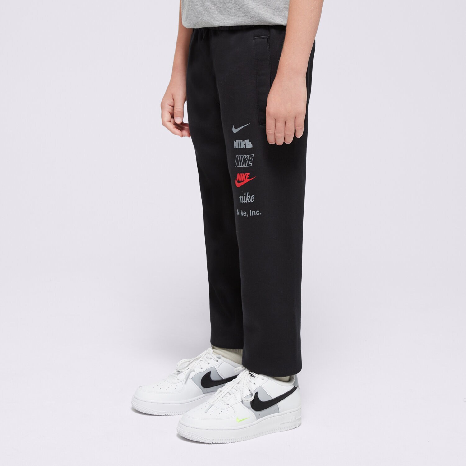 Pantaloni pentru copii NIKE PANTALONI  K NSW CLUB FLC JGGR MLOGO BOY HQ0973-010 Negru