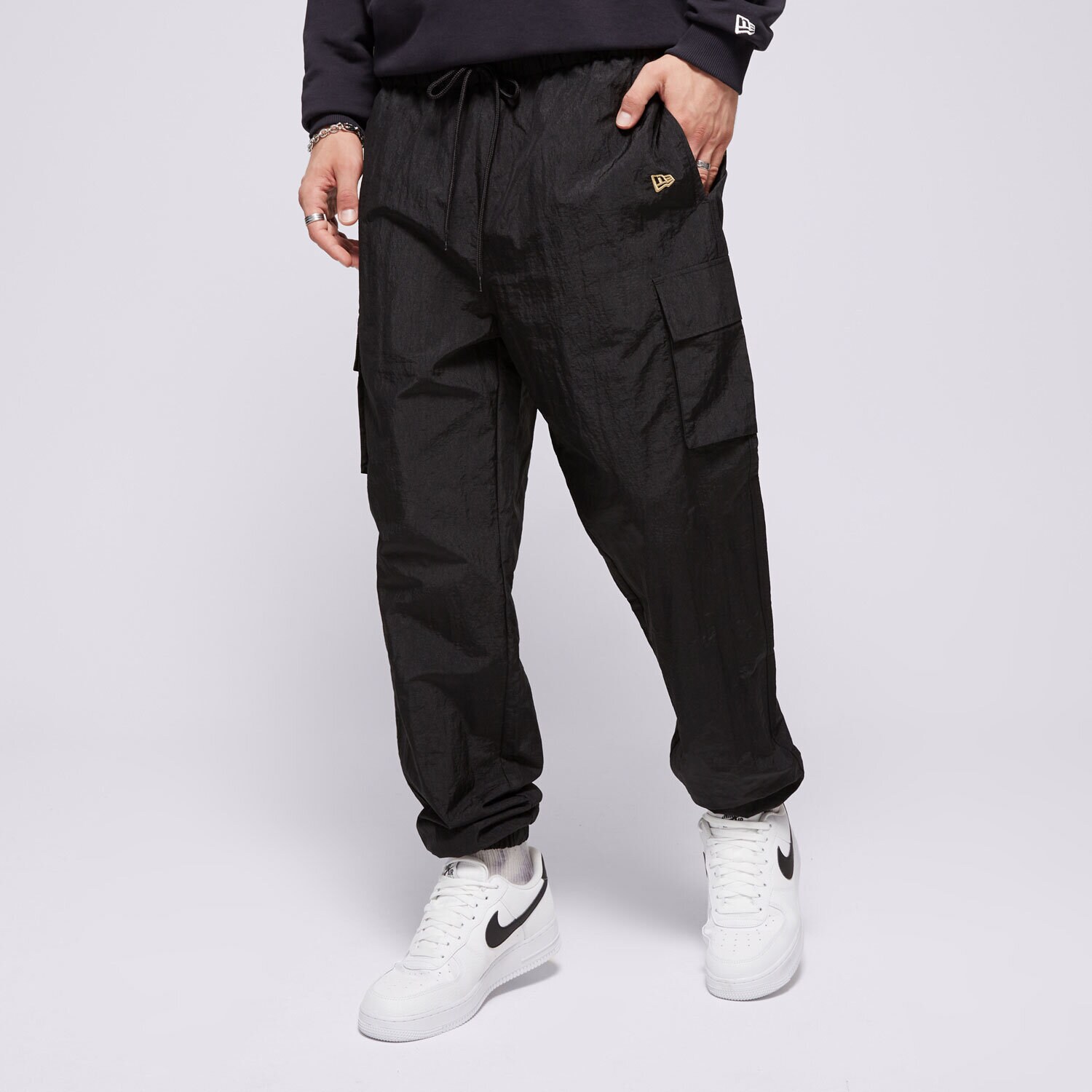 Bărbați pantaloni NEW ERA PANTALONI  NE WOVEN NEW ERA BLKMTG 60435364 Negru
