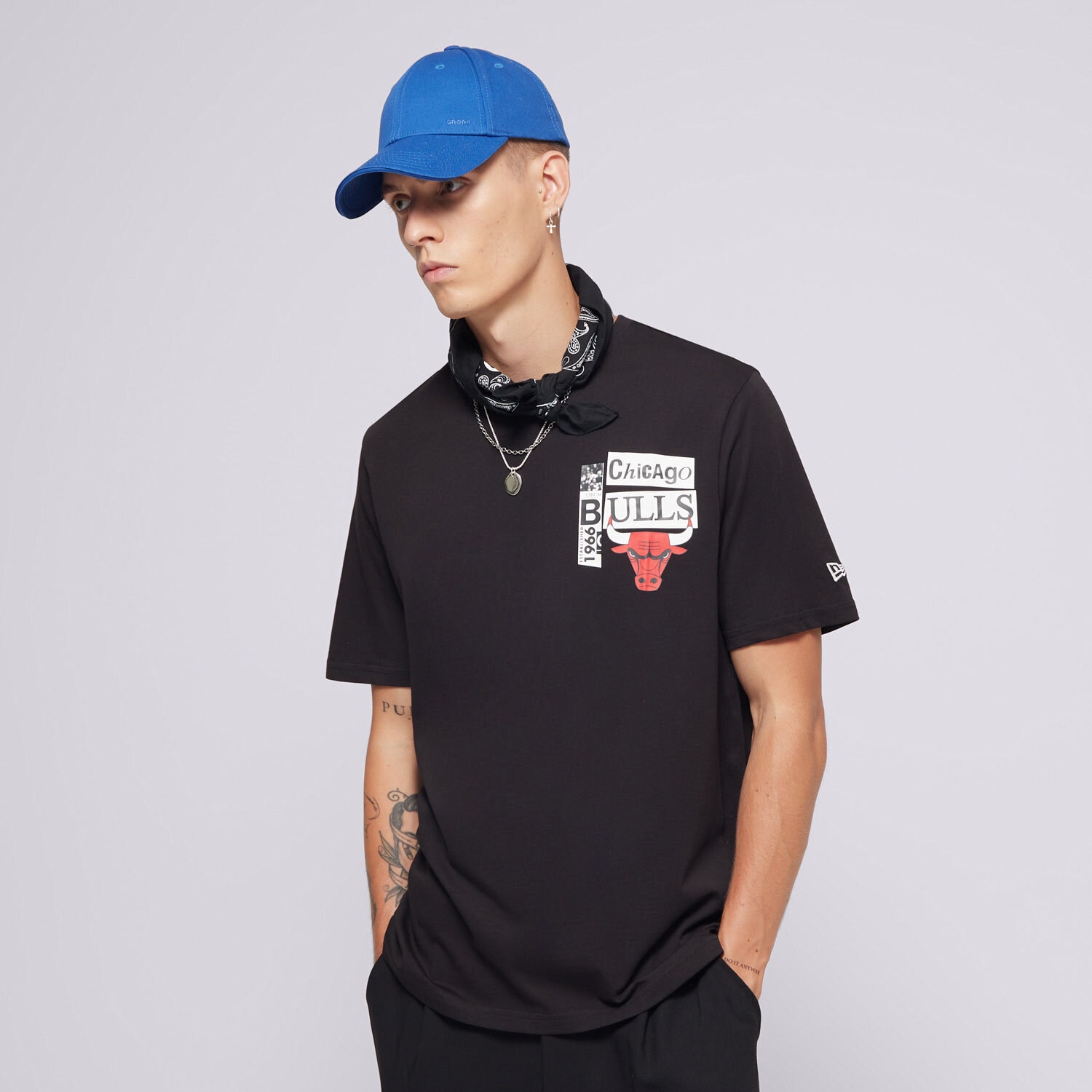 Bărbați tricou NEW ERA TRICOU NEWSPAPER GRAPHIC BULLS CHICAGO BULLS BLKFDR 60564809 Negru