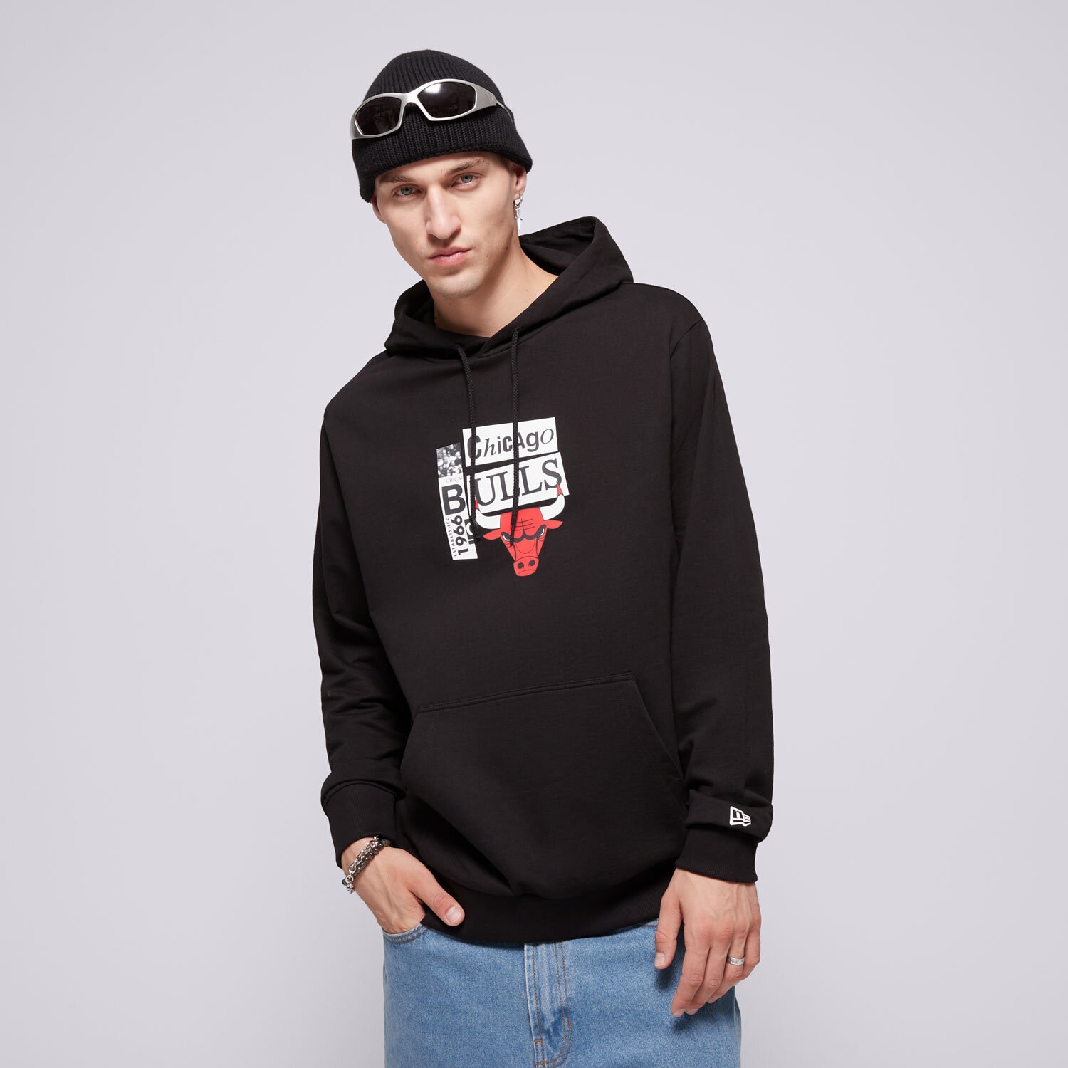 Bărbați bluză NEW ERA BLUZĂ CU GLUGĂ NEWSPAPER GRAPHIC BULLS CHICAGO BULLS 60564814 Negru