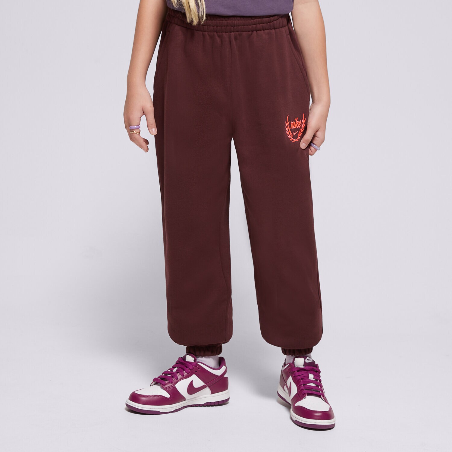 Pantaloni pentru copii NIKE PANTALONI  G NSW CLUB FLC LSE PNT GX STAR GIRL FZ5571-652 Maro