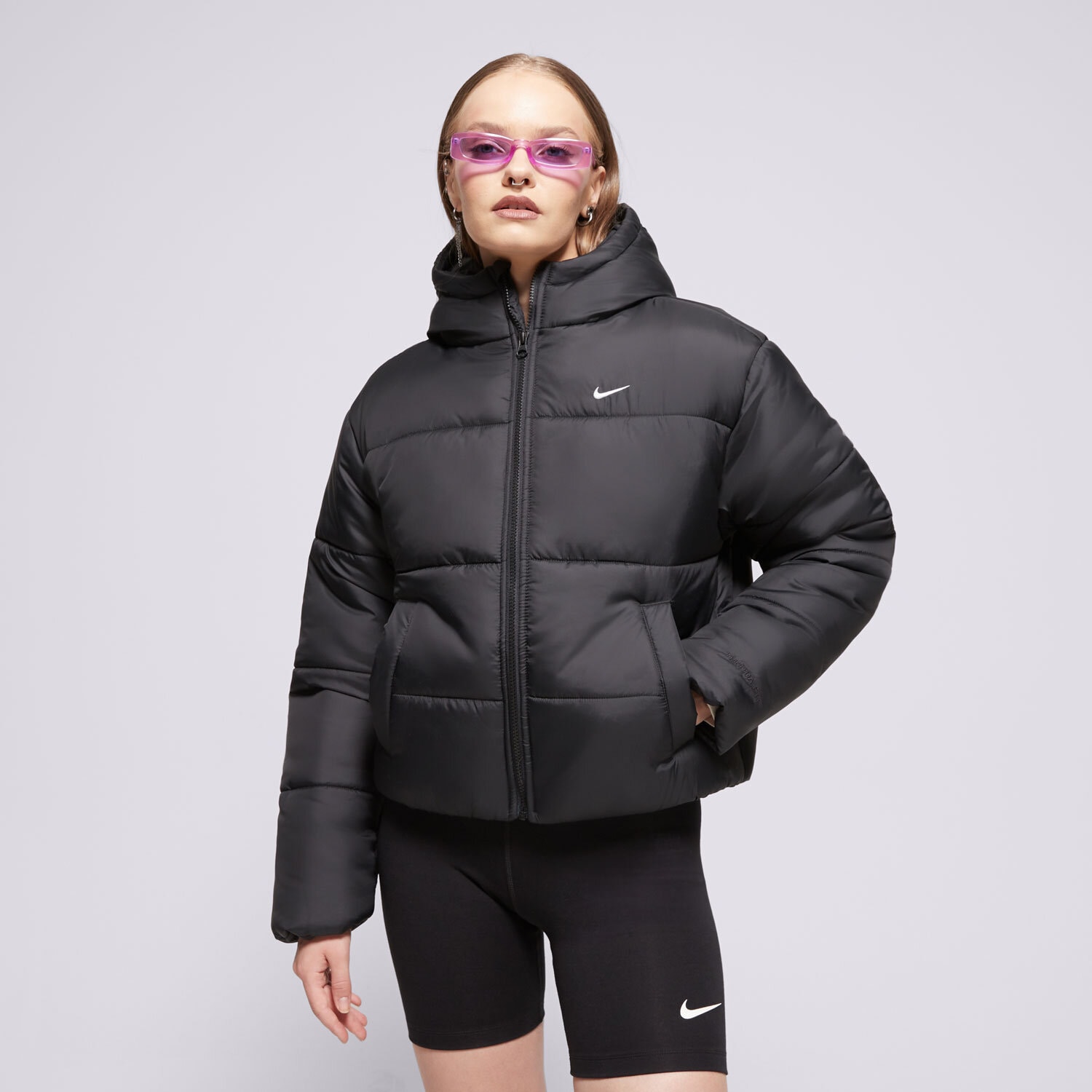 Femei geacă de iarnă NIKE JACHETĂ DE IARNĂ W NSW TF SYNFL NK CLSC PFR FZ5899-010 Negru