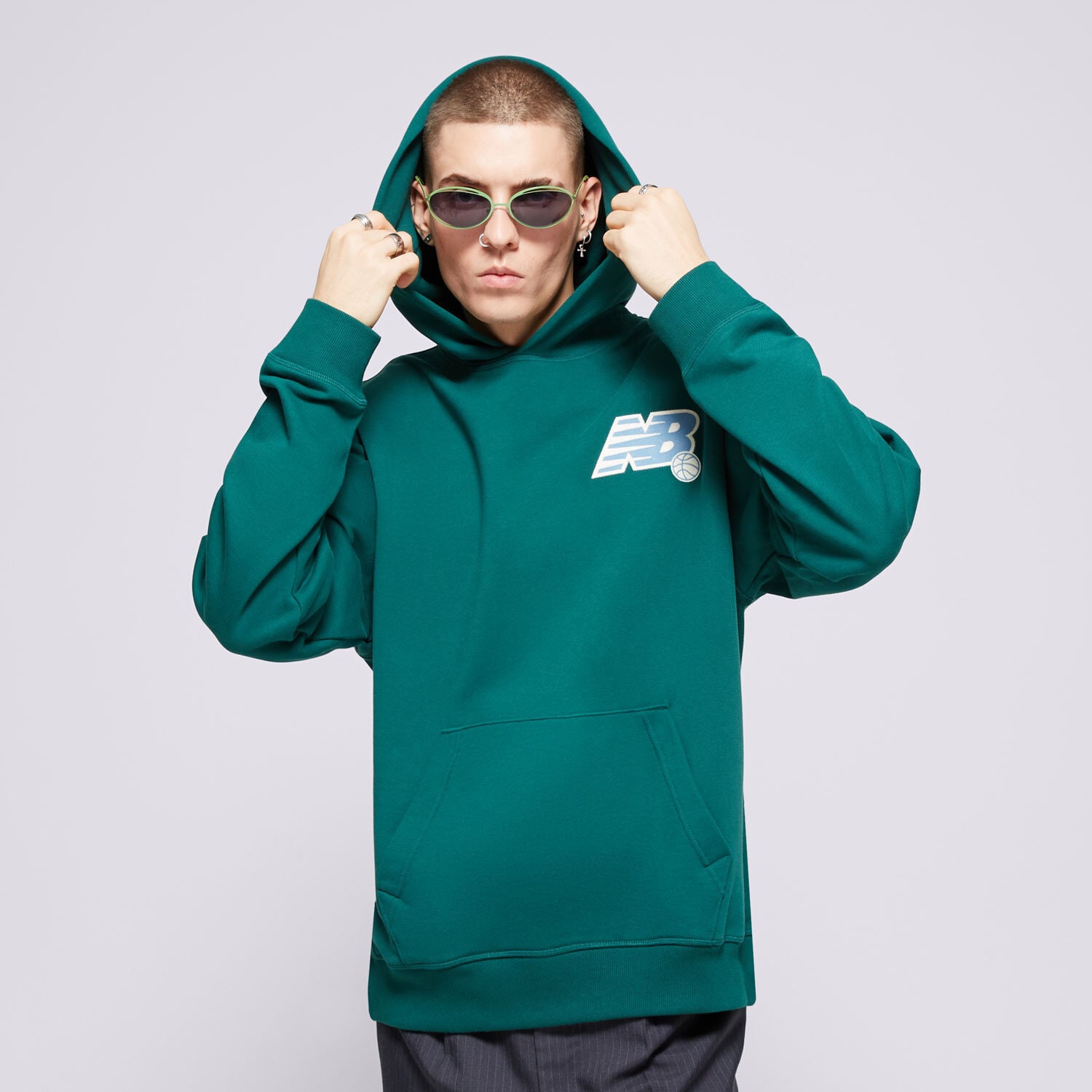 Bărbați bluză NEW BALANCE BLUZĂ CU GLUGĂ ATHLETICS RELAXED LEAGUE MT43563MHN Verde