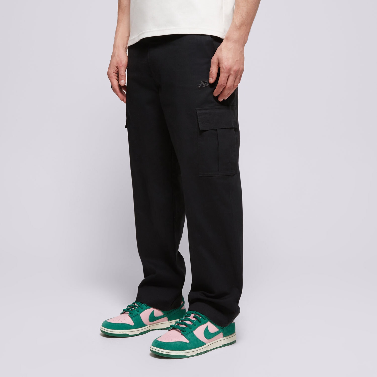 Bărbați pantaloni NIKE PANTALONI  M NK CLUB CARGO PANT NO COLLECTION FZ5765-010 Negru