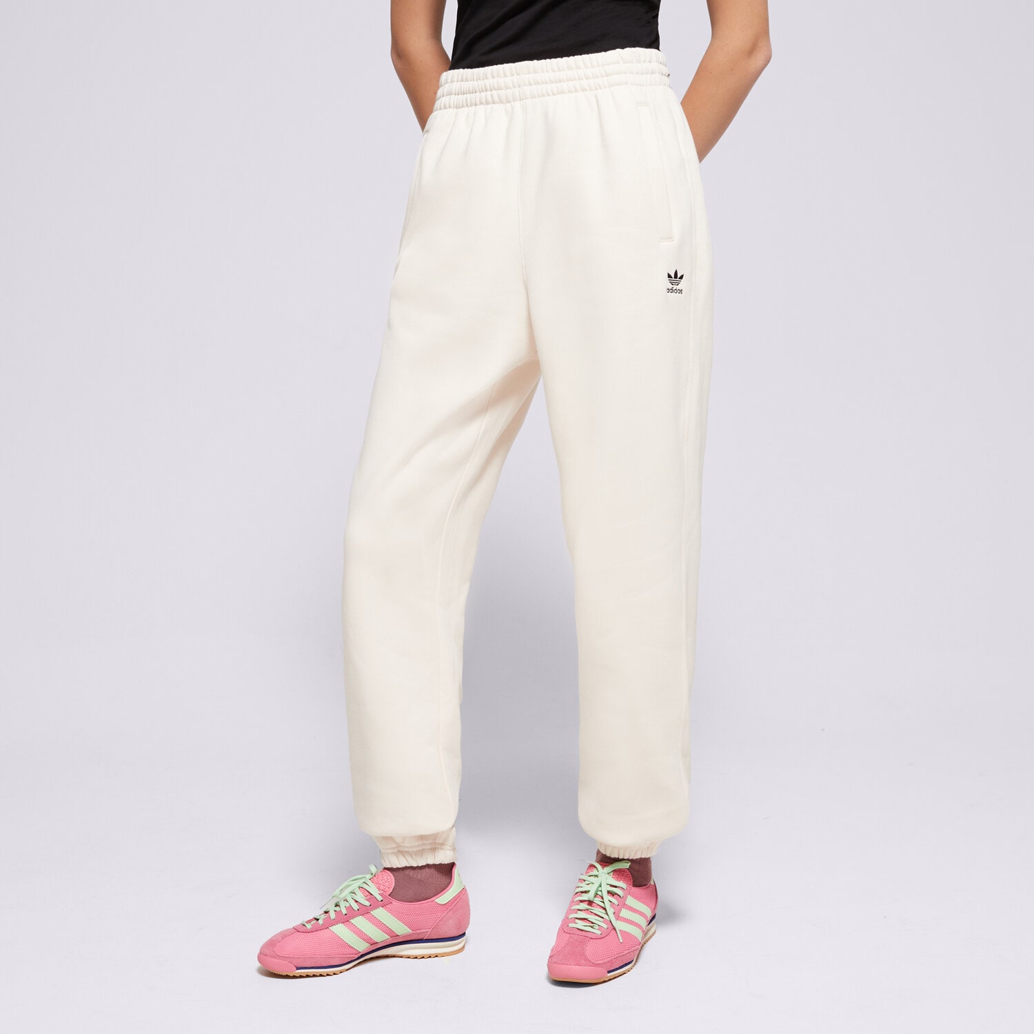 Femei pantaloni ADIDAS PANTALONI  ESS JOGGERS IY9635 Alb