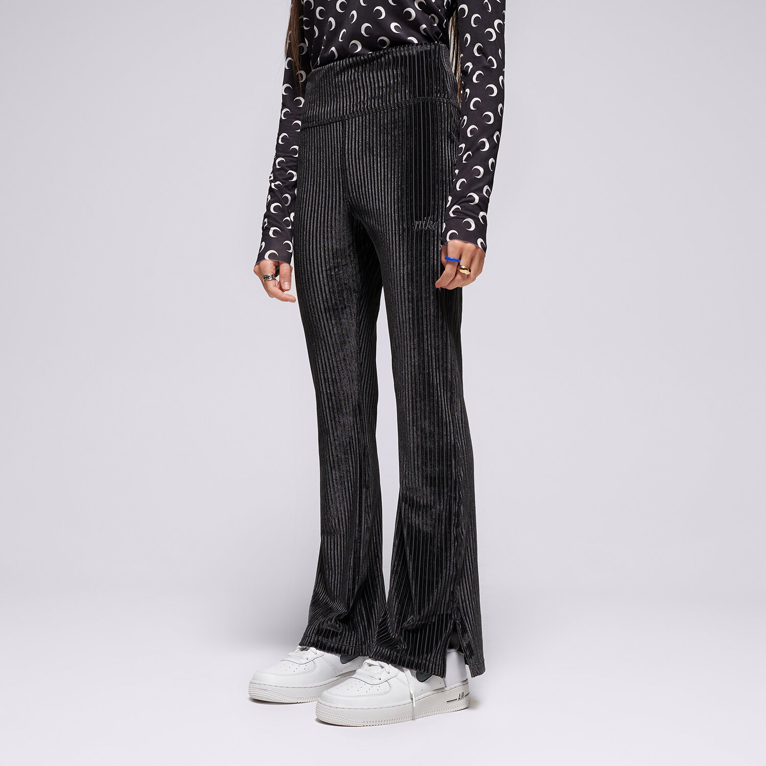 Pantaloni pentru copii NIKE PANTALONI  G NSW TGHT FLARE COZY RIB GIRL HF4387-010 Negru