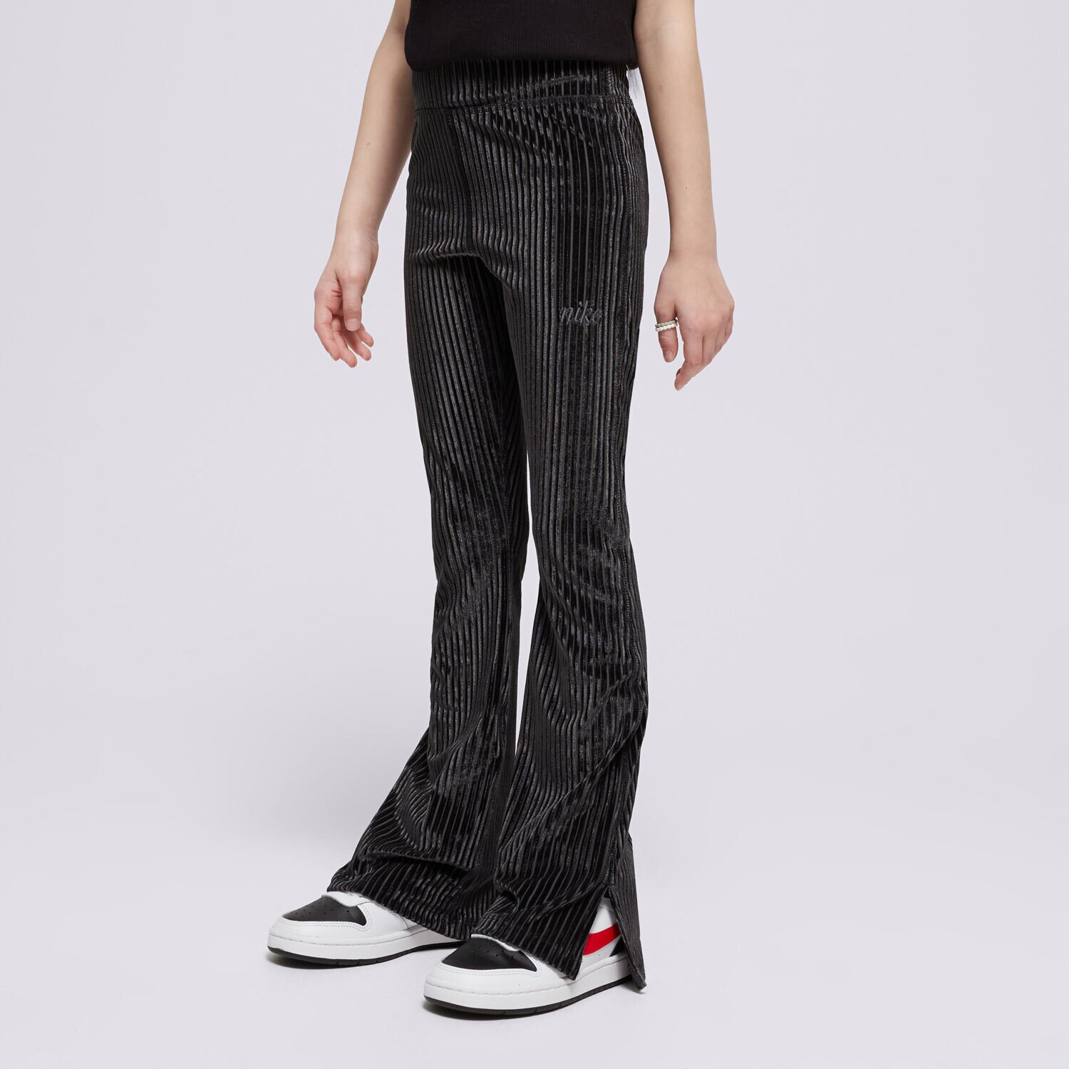 Pantaloni pentru copii NIKE PANTALONI  G NSW TGHT FLARE COZY RIB GIRL HF4387-010 Negru