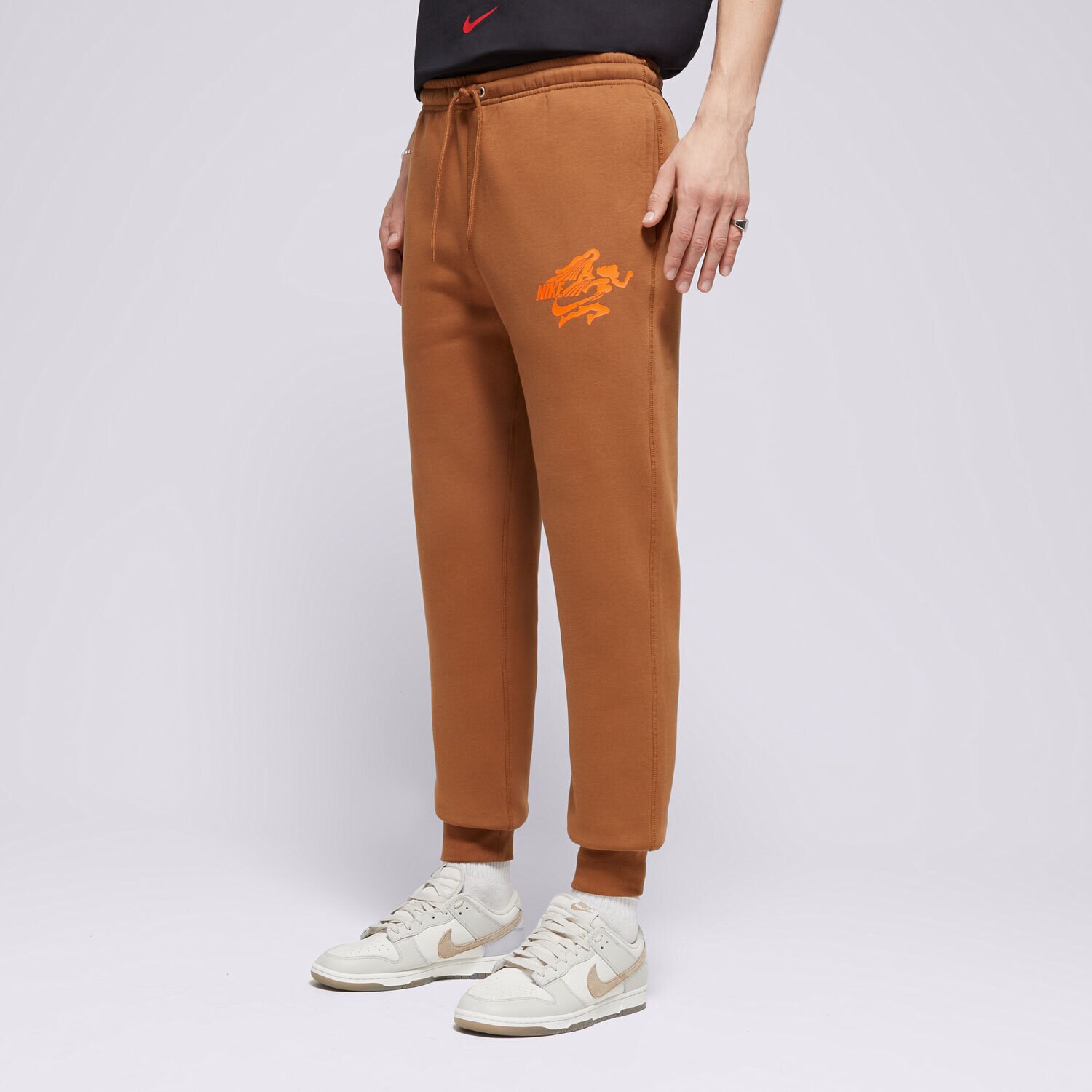 Bărbați pantaloni NIKE PANTALONI  M NK CLUB BB JOGGER NVLTY FZ0907-281 Maro