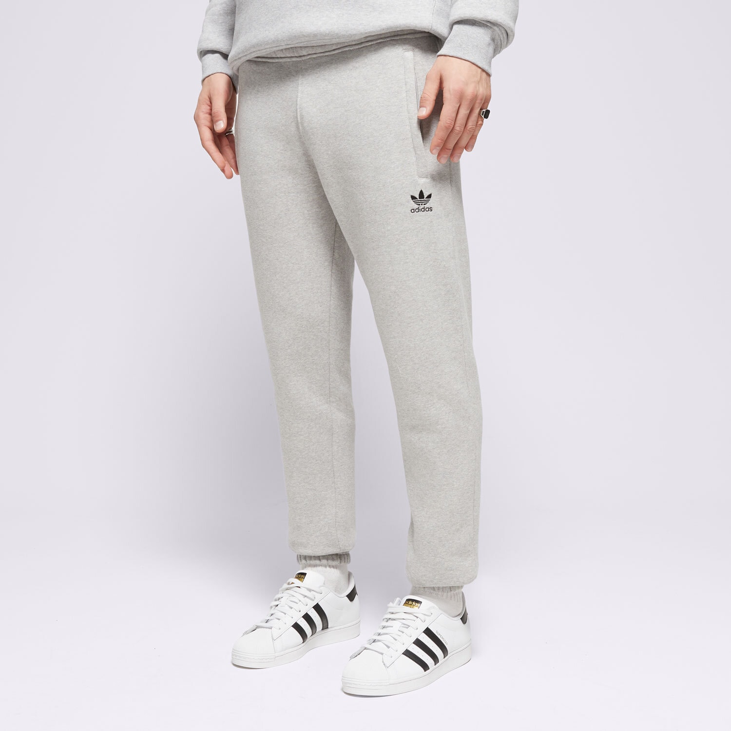 Bărbați pantaloni ADIDAS PANTALONI  ESS PT IY7359 Gri
