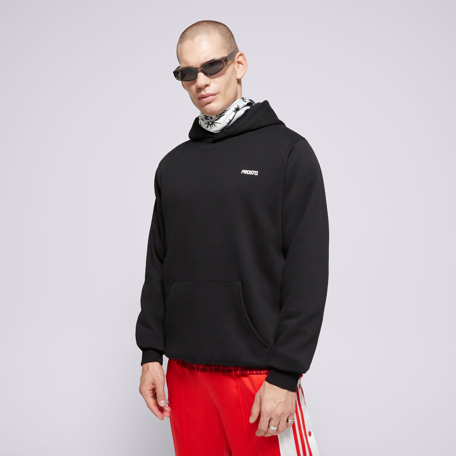 Bărbați bluză PROSTO BLUZĂ CU GLUGĂ HOODIE GAMBLERS BLACK KL242MSWE2112 Negru