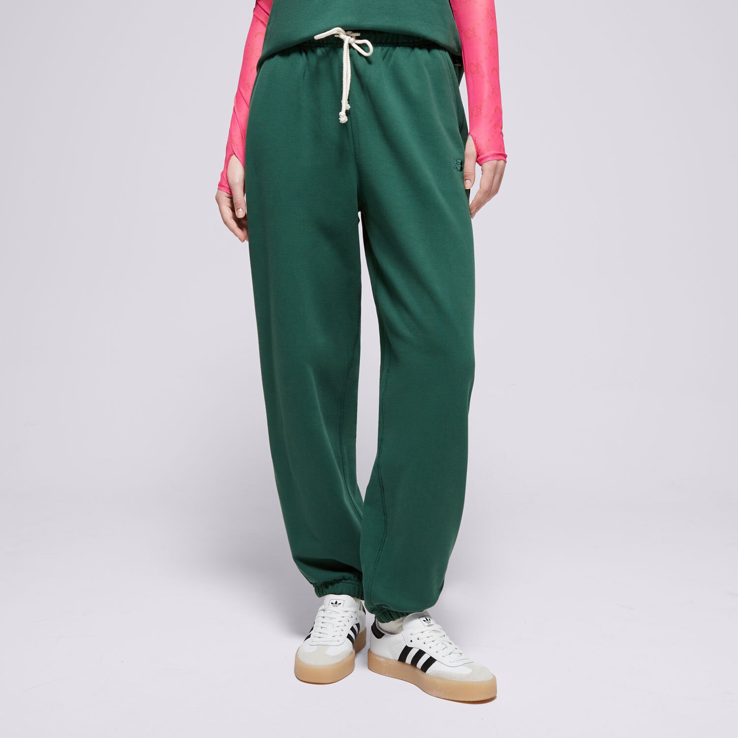 Femei pantaloni NEW BALANCE PANTALONI  ATHLETICS   FRENCH TERRY JOGGER WP41513NWG Verde