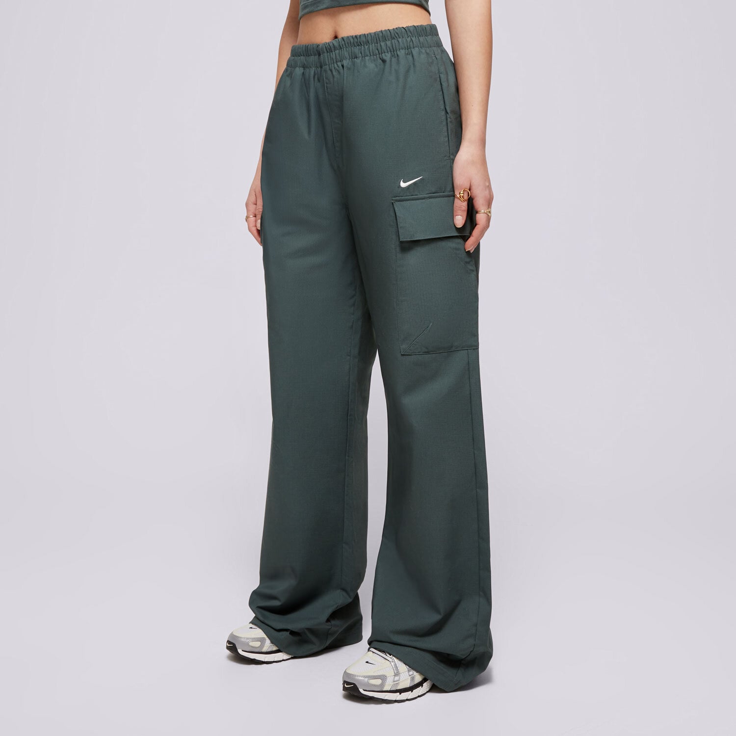 Femei pantaloni NIKE PANTALONI  W NSW ESSTL WVN MR STD CRGO PT FV7643-338 Verde