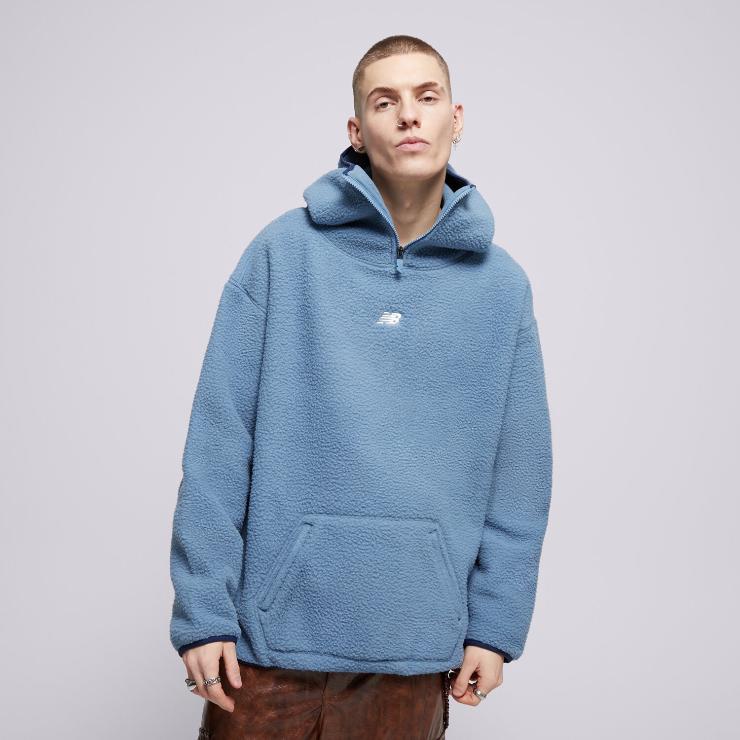 Bărbați bluză NEW BALANCE BLUZĂ CU GLUGĂ HOOPS SHERPA TOP MT44584HEB Albastru