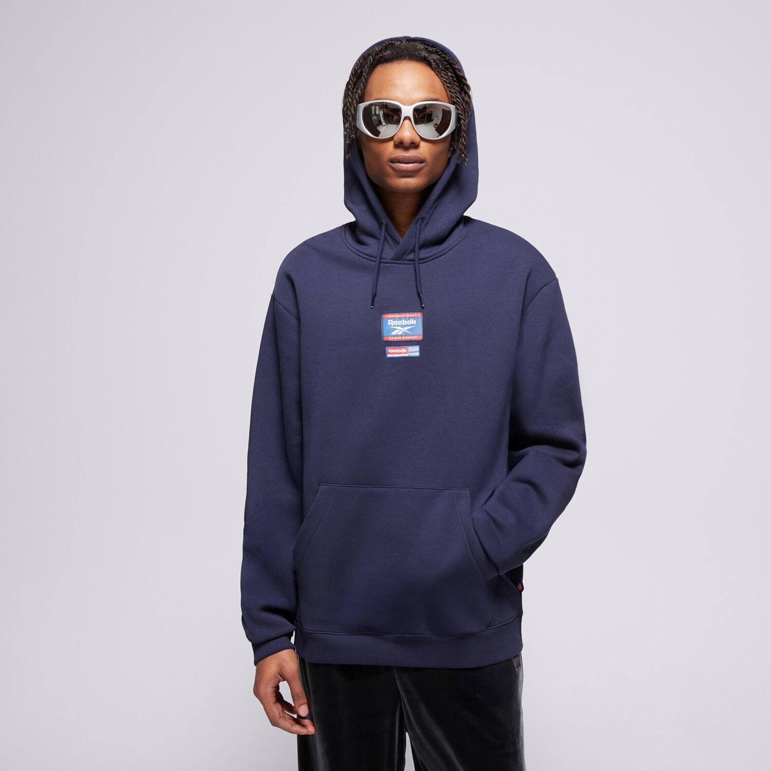 Bărbați bluză REEBOK BLUZĂ CU GLUGĂ RI BADGE 100205448 Bleumarin