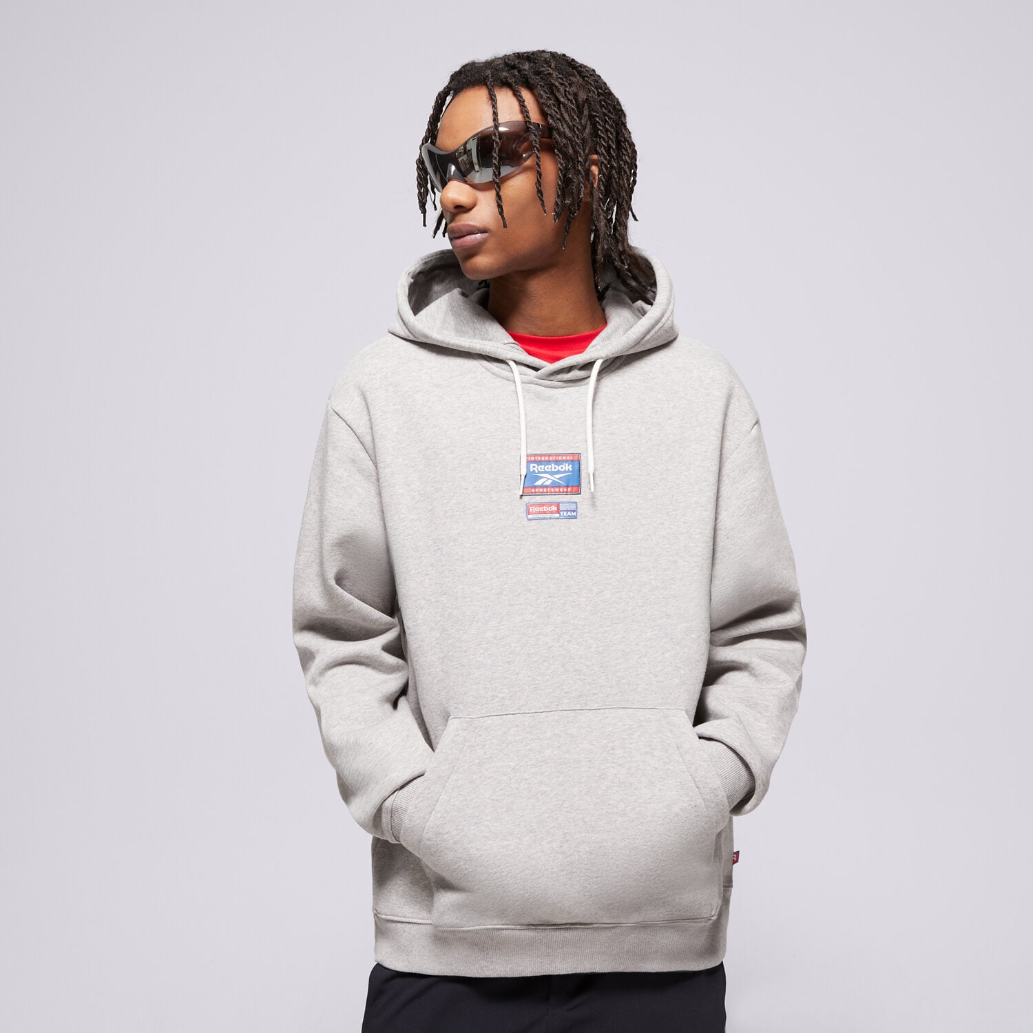 Bărbați bluză REEBOK BLUZĂ CU GLUGĂ RI BADGE 100205447 Gri