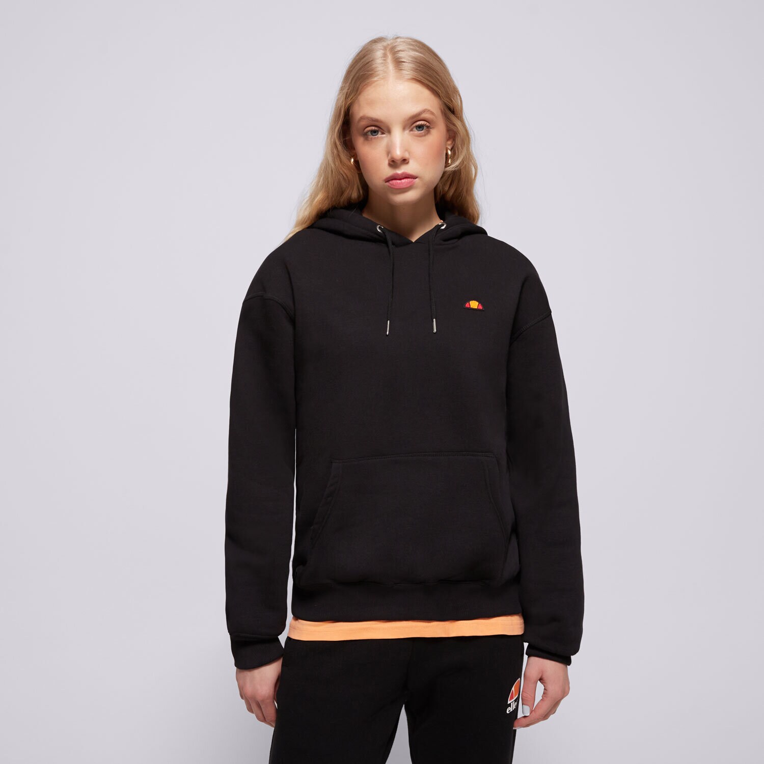 Femei bluză ELLESSE BLUZĂ CU GLUGĂ GIULOS OH HOODY BLK SMG22039011 Negru