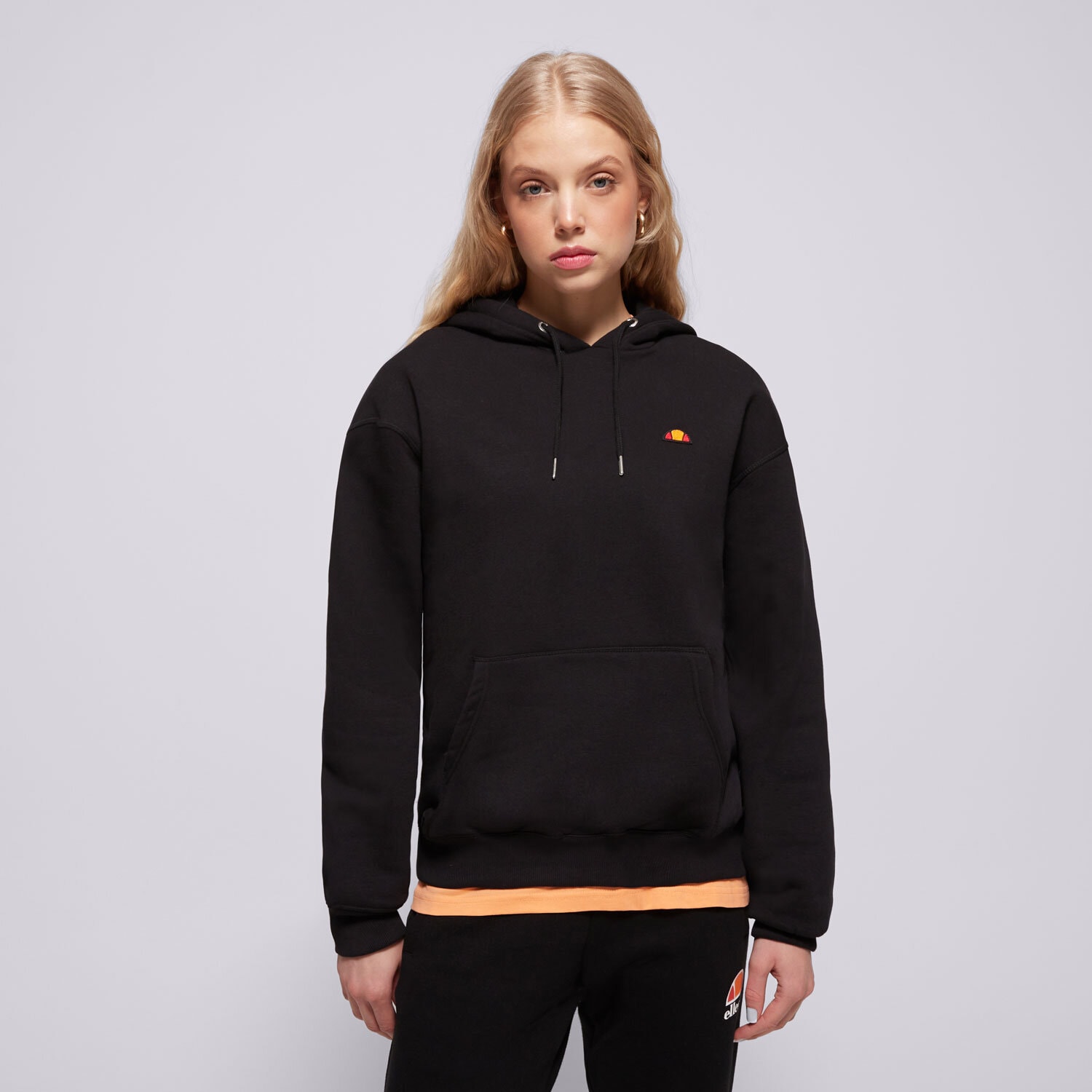 Femei bluză ELLESSE BLUZĂ CU GLUGĂ GIULOS OH HOODY BLK SMG22039011 Negru