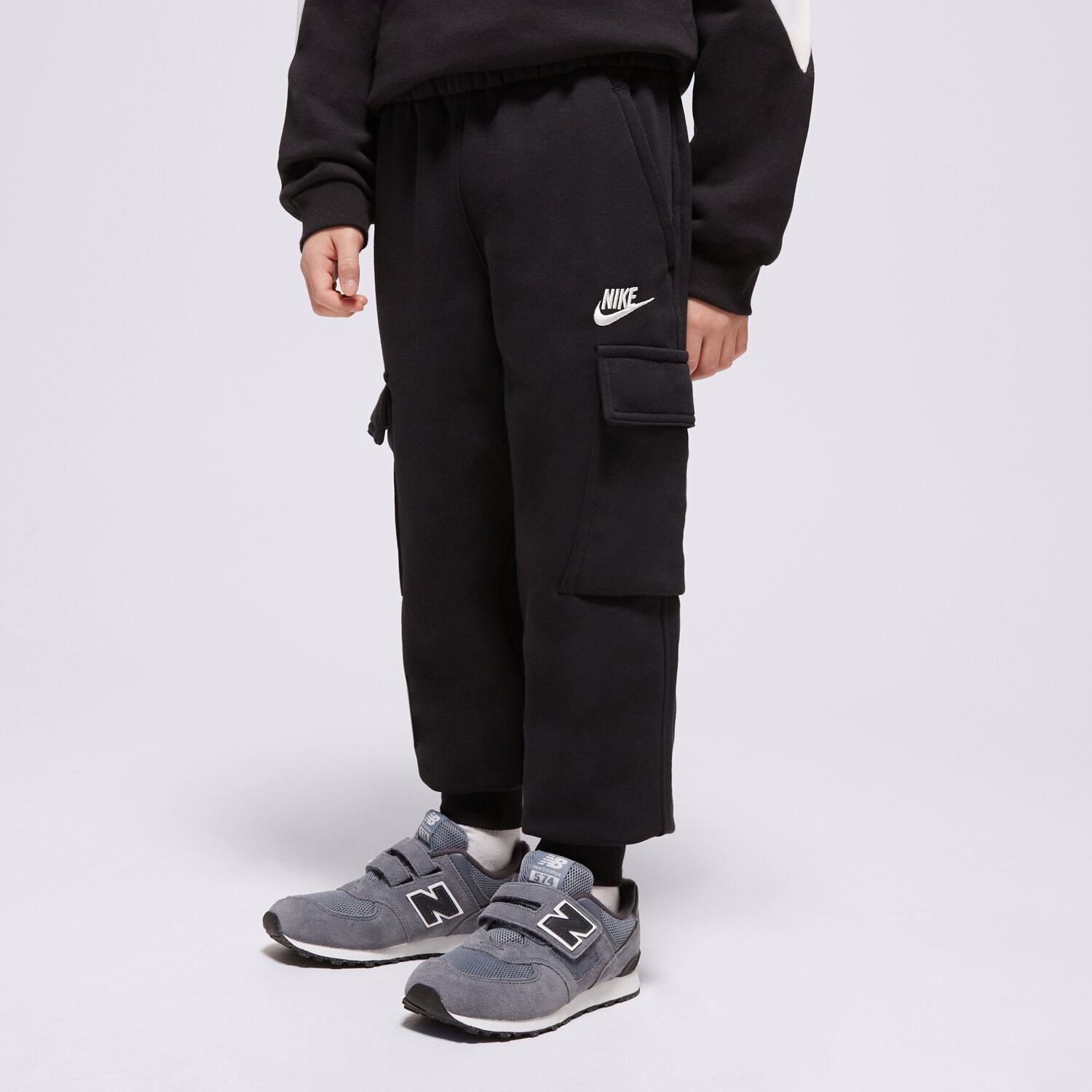 Pantaloni pentru copii NIKE PANTALONI  K NSW CLUB FLC CRGO PNT LBR BOY FD3012-010 Negru