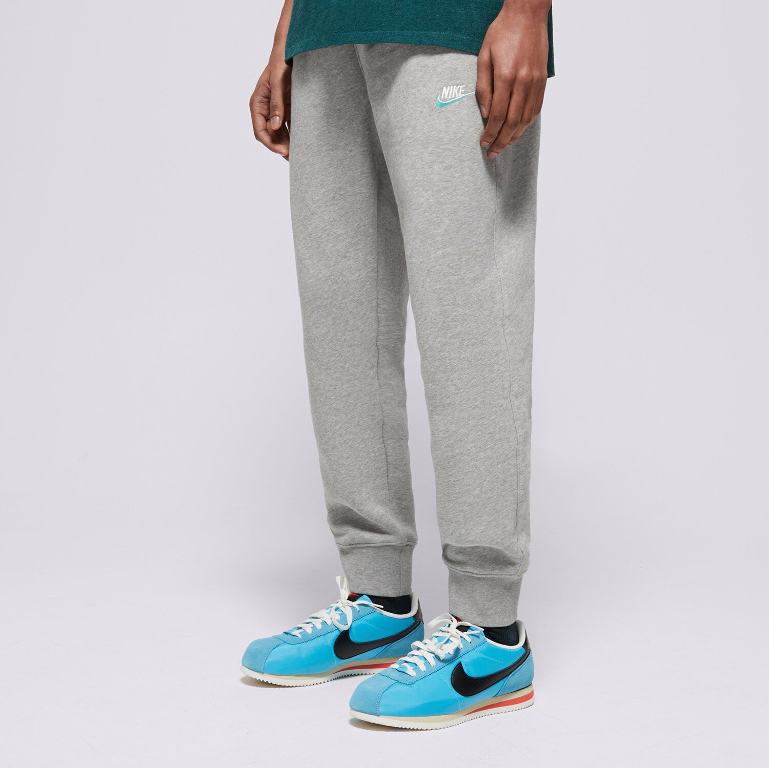 Bărbați pantaloni NIKE PANTALONI  M NSW CLUB DT JGGR BB ESSENTIALS DQ8385-065 Gri