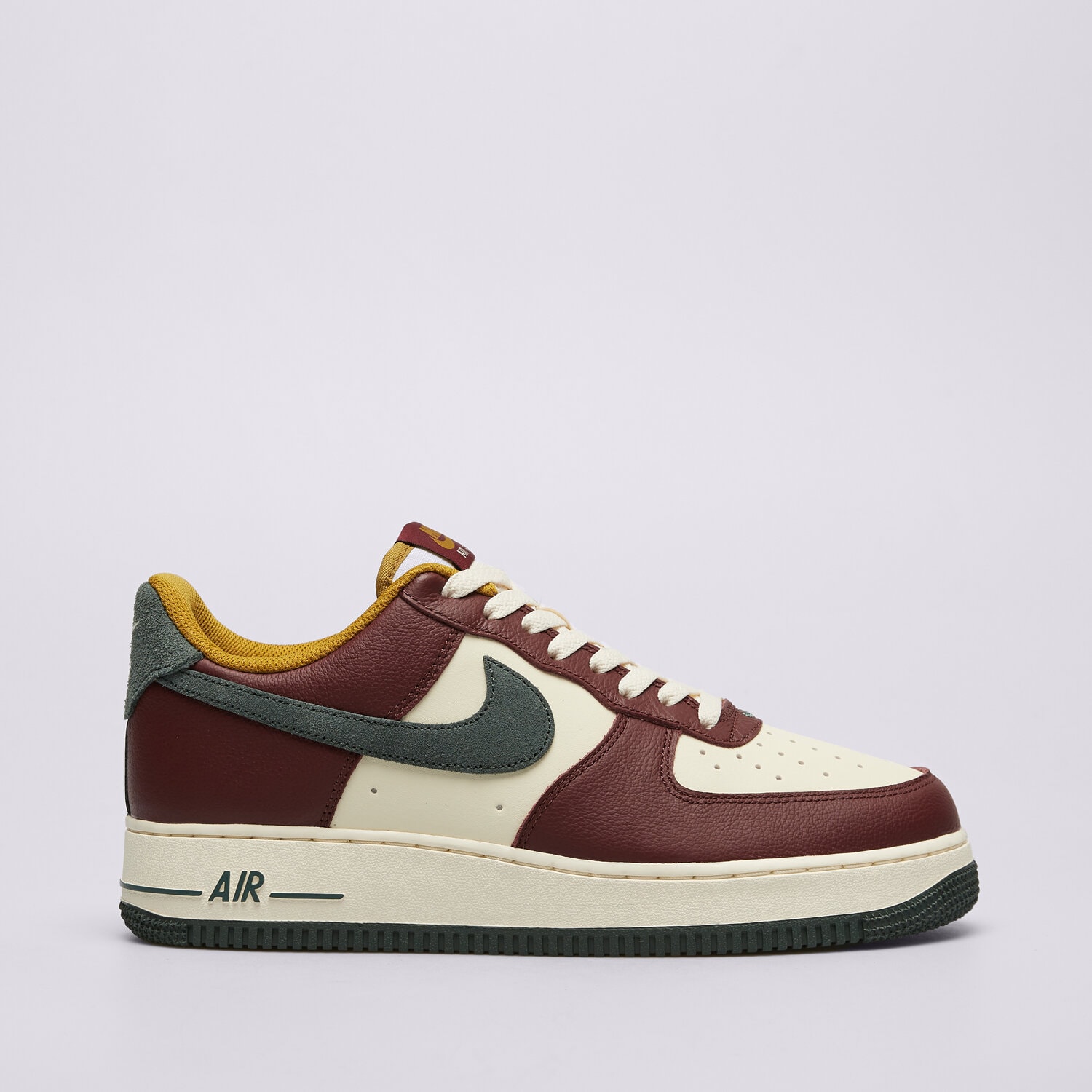 Barbați pantofi sport NIKE AIR FORCE 1 '07 LV8 HQ3612-113 Roșu