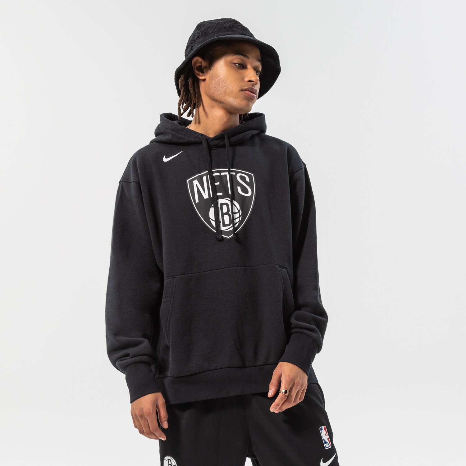 Bărbați bluză NIKE BLUZĂ CU GLUGĂ BKN M NK FLC PO ESSNTL NBA DN8622-010 Negru