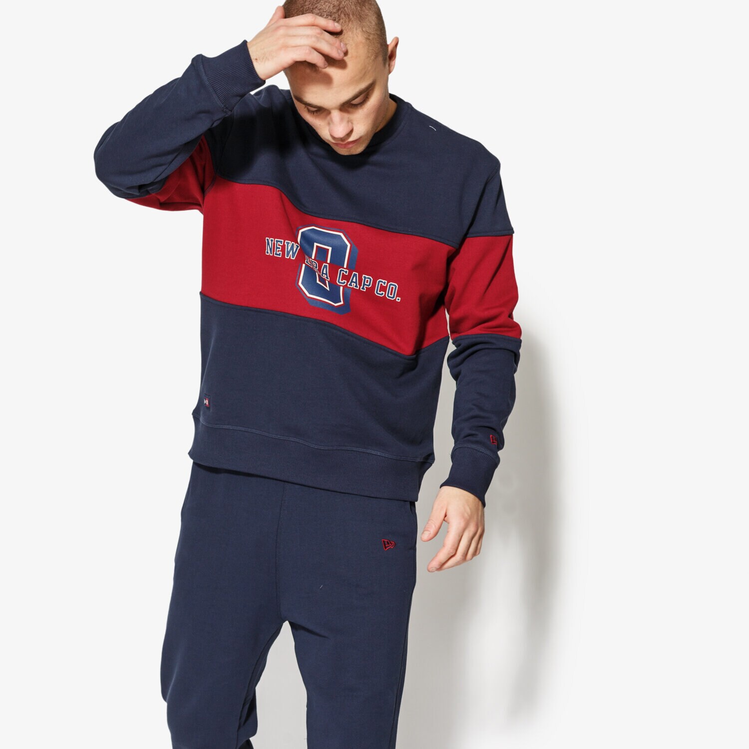 Bărbați bluză NEW ERA BLUZĂ WORLD HOOD CREW NEW ERA NIGHT SHIFT NAVY/CARDI 11517693 Bleumarin