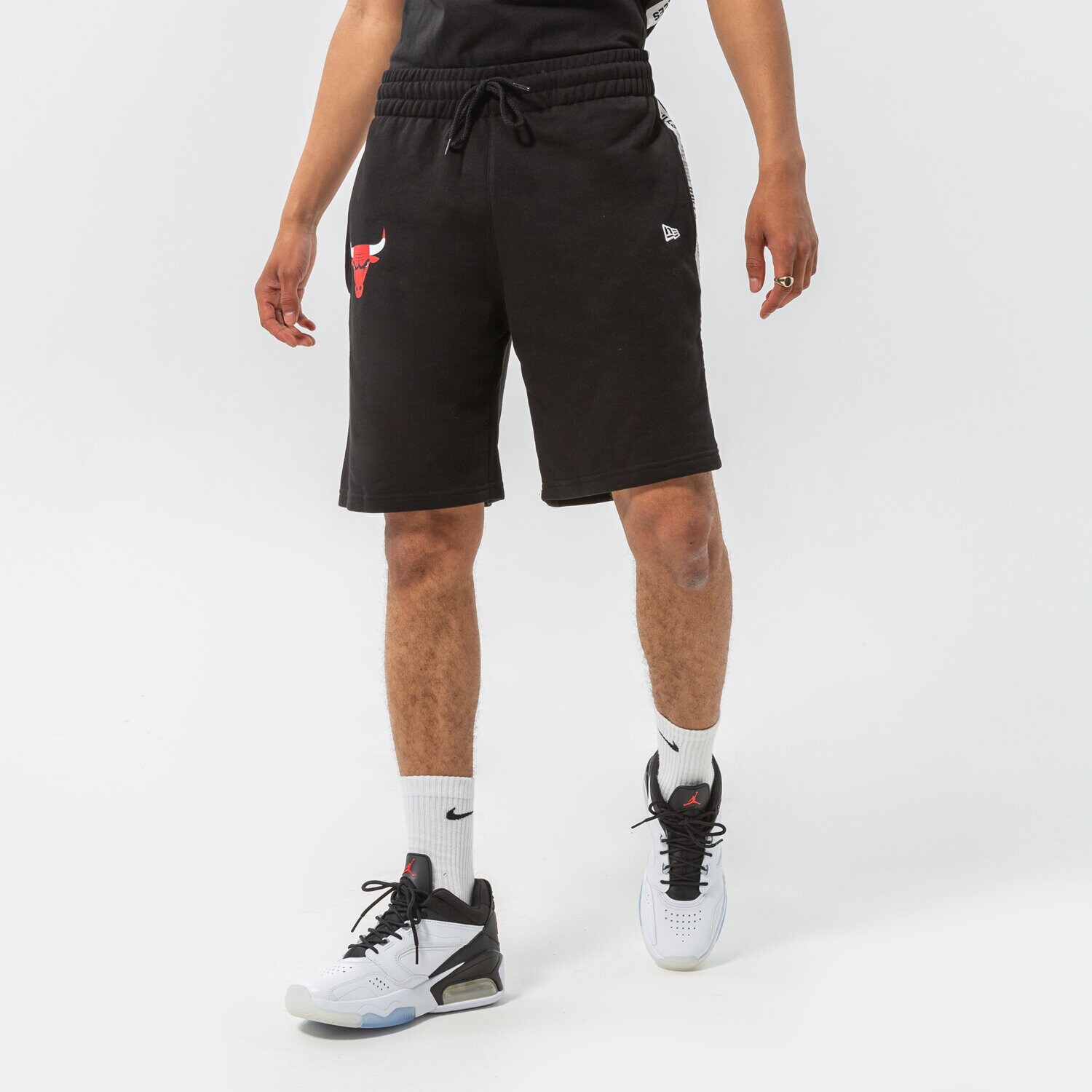 Femei pantaloni scurți NEW ERA PANTALONI SCURȚI NBA TAPING BULLS CHICAGO BULLS BLK 13083901 Negru