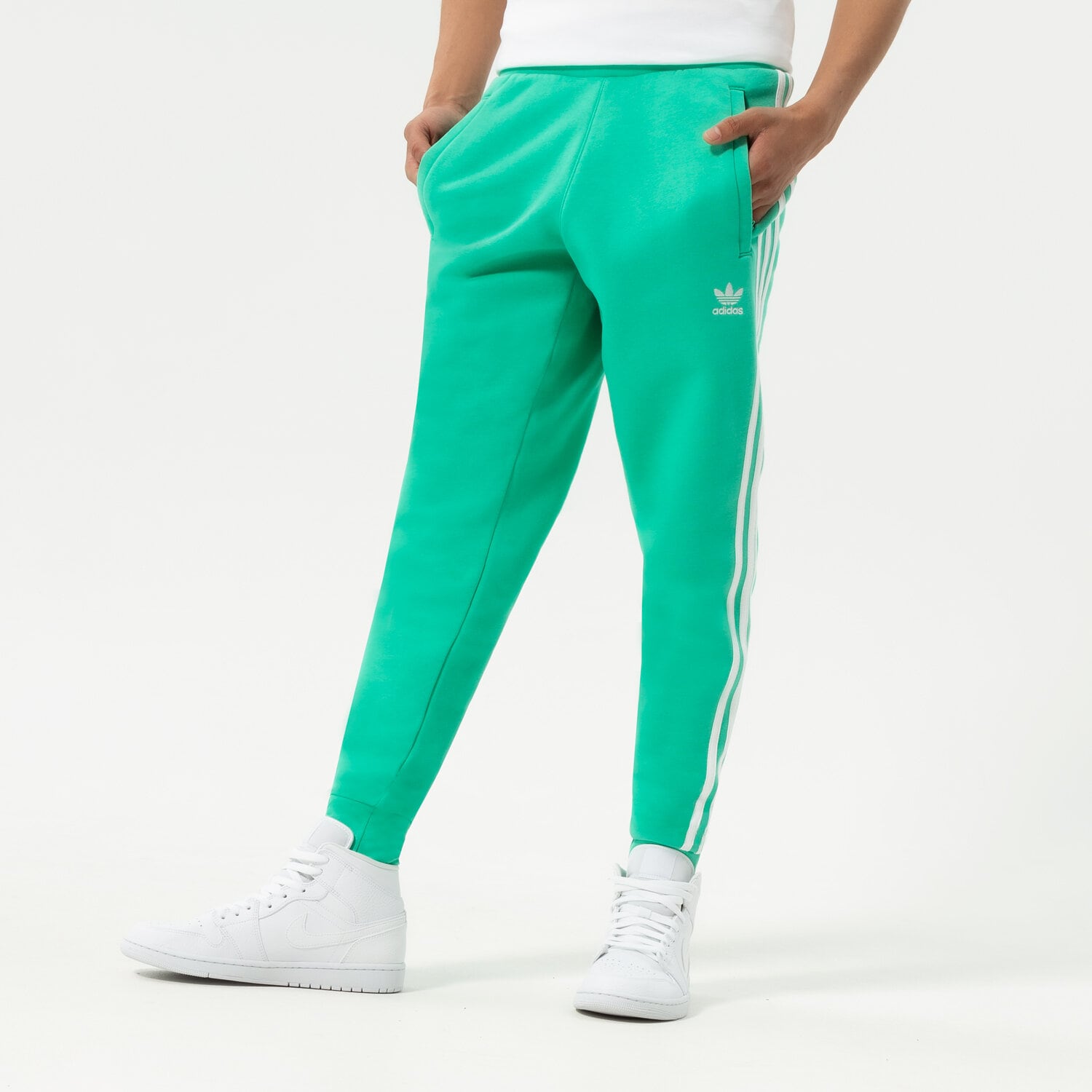 Bărbați pantaloni ADIDAS PANTALONI  3-STRIPES PANT HF2102 Verde