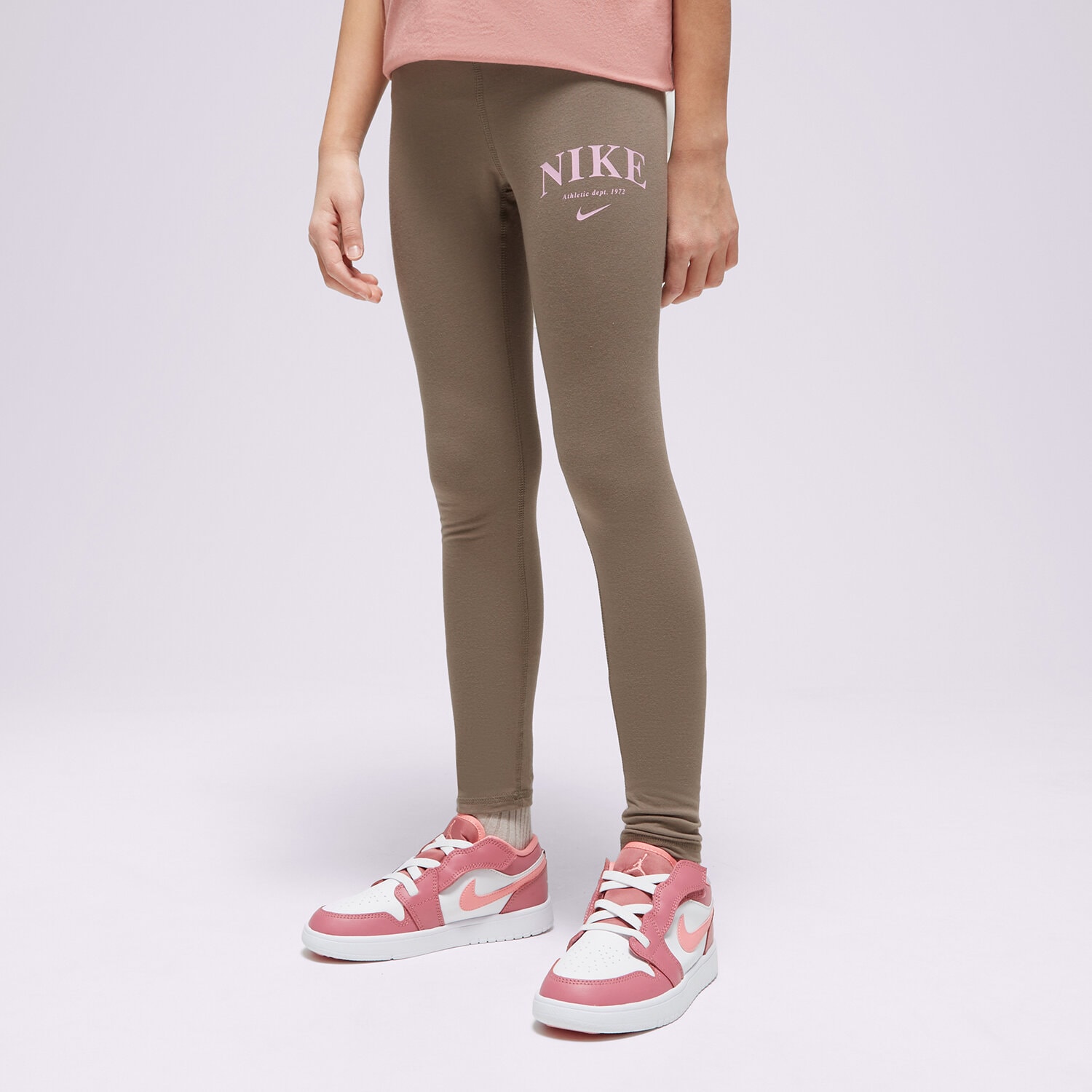 Pantaloni pentru copii NIKE COLANȚI (G)TREND FAV HW LEG BRN/PNK DZ4617-040 Kaki