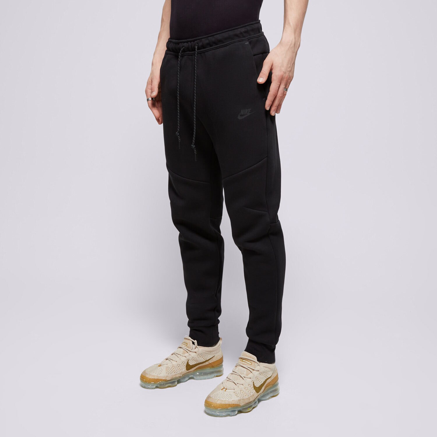 Bărbați pantaloni NIKE PANTALONI  M NK TCH FLC JGGR HV0959-010 Negru