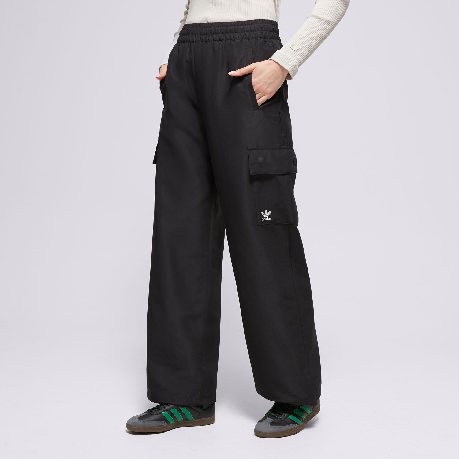 Femei pantaloni ADIDAS PANTALONI  ESSENTIALS WOVEN CARGO IX9974 Negru