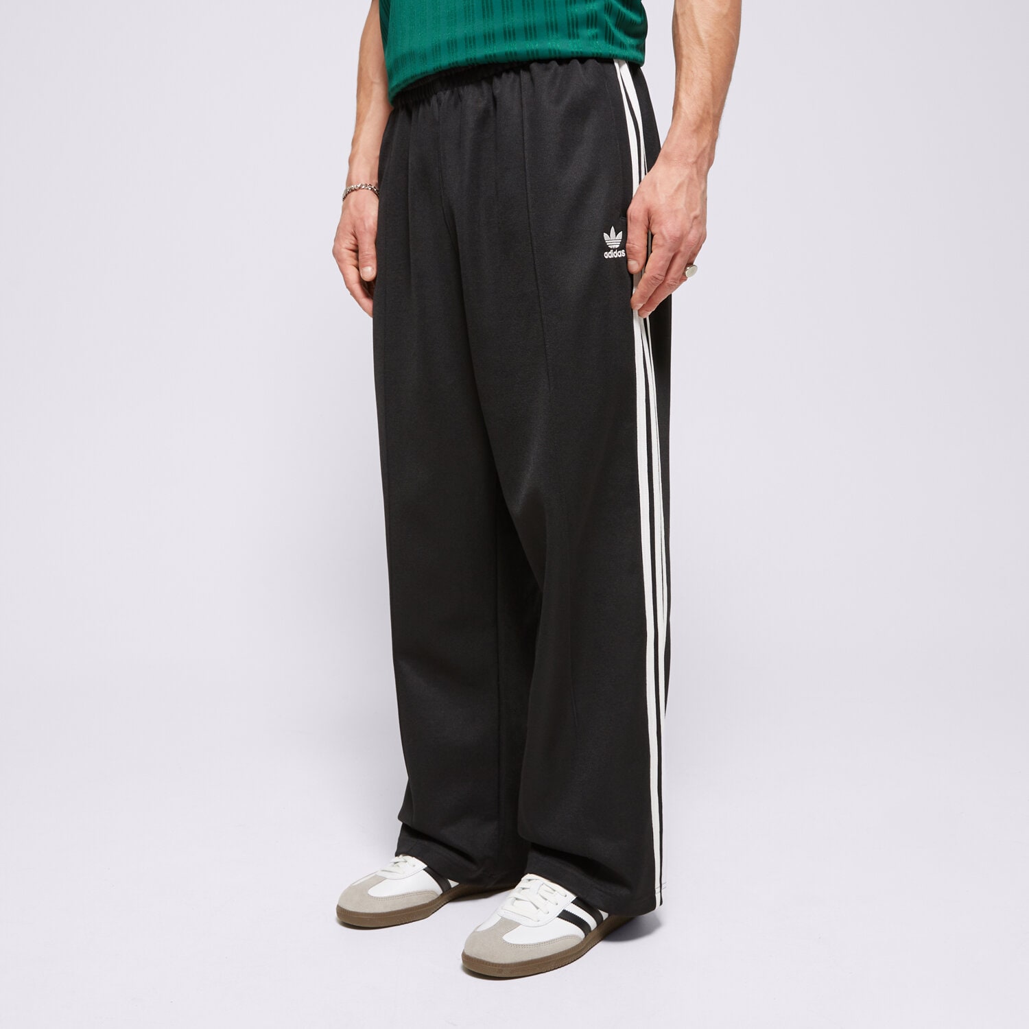 Bărbați pantaloni ADIDAS PANTALONI  BAGGY TP IZ4801 Negru