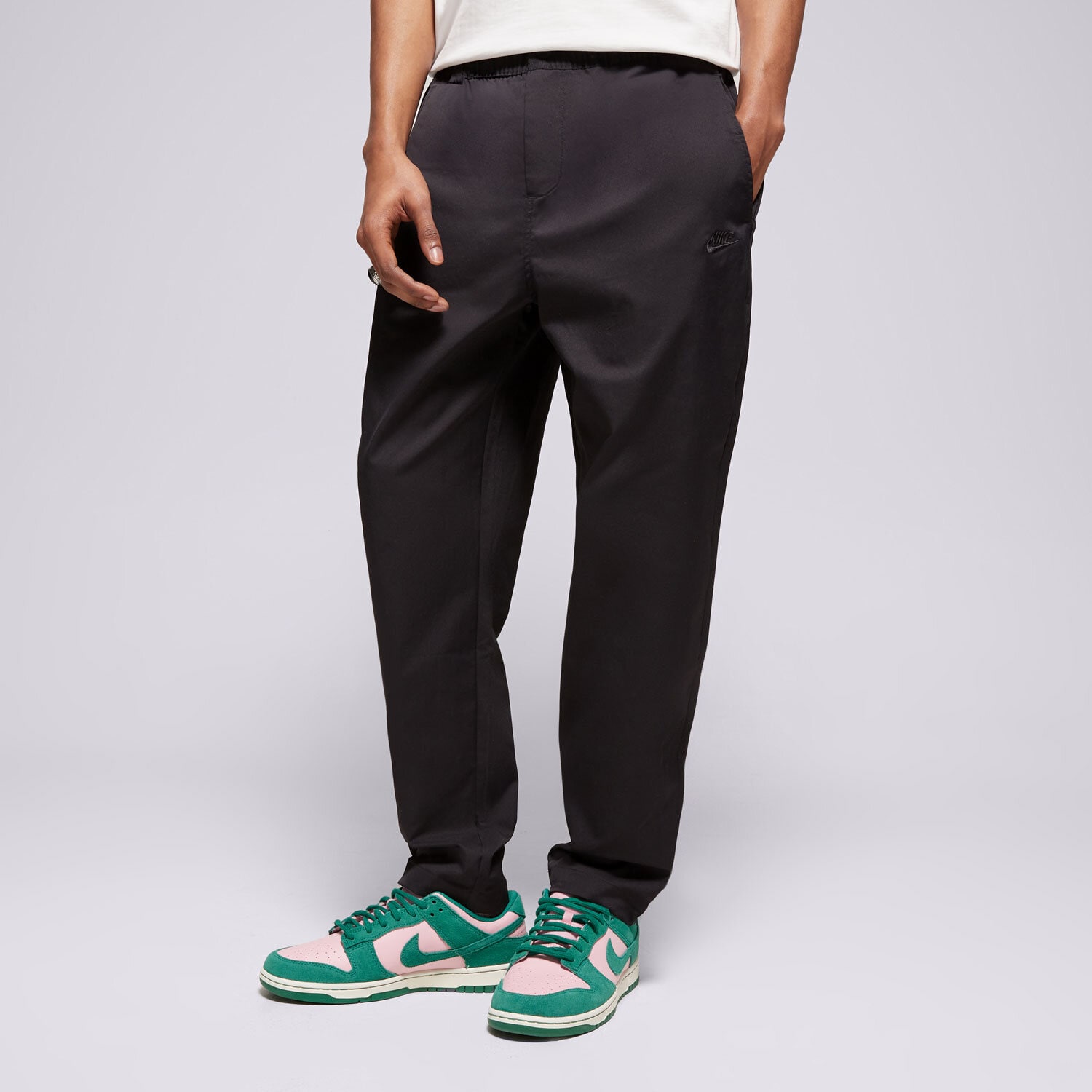 Bărbați pantaloni NIKE PANTALONI  M NK CLUB WVN TAPER PANT HJ1997-010 Negru