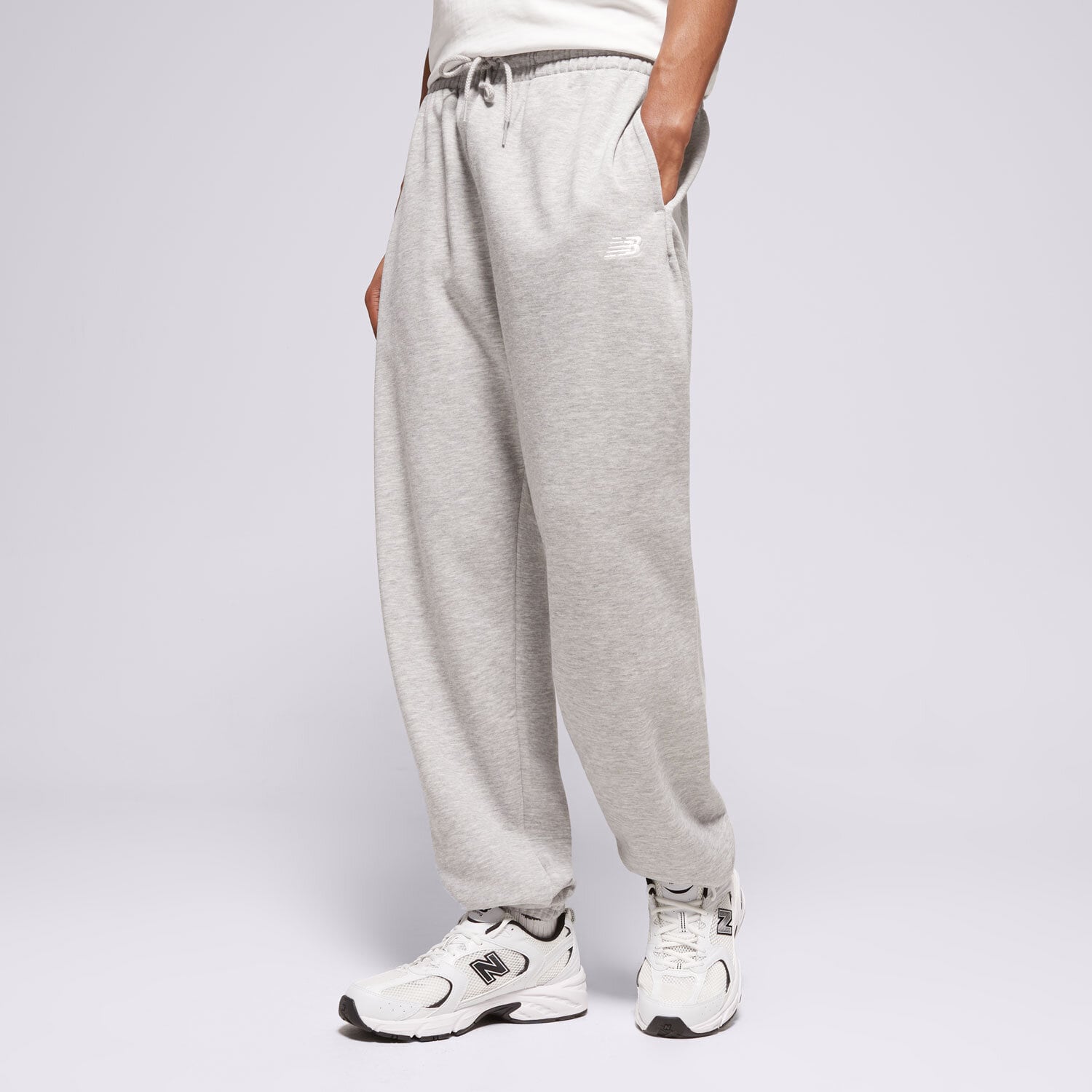 Bărbați pantaloni NEW BALANCE PANTALONI  SPORT ESSENTIALS FRENCH TERRY JOGGER MP41519AG Gri