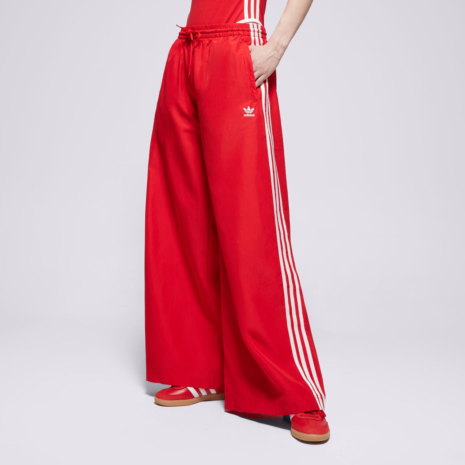 Femei pantaloni ADIDAS PANTALONI  OVERSIZED TP JD3388 Roșu
