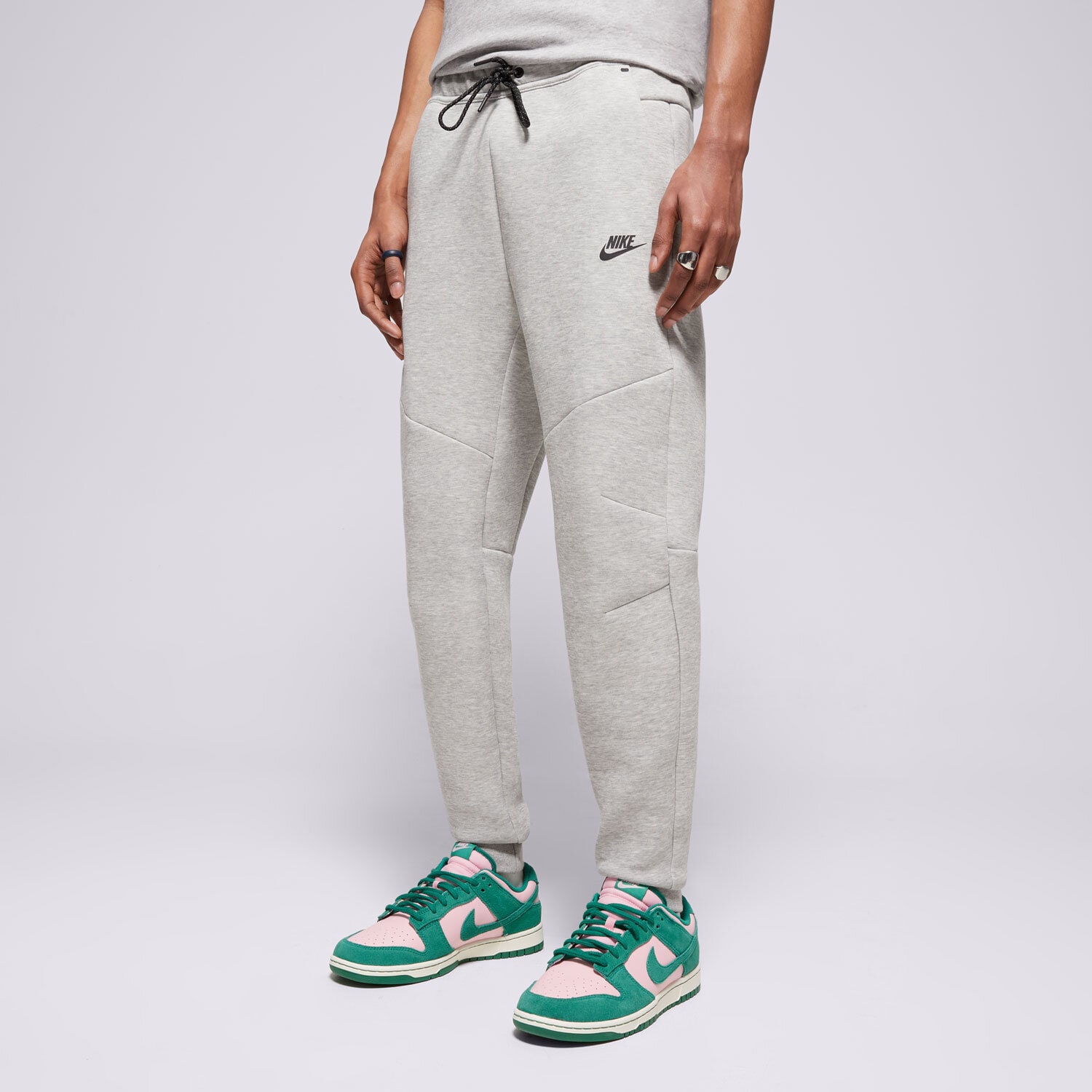 Bărbați pantaloni NIKE PANTALONI  M NK TCH FLC JGGR HV0959-063 Gri