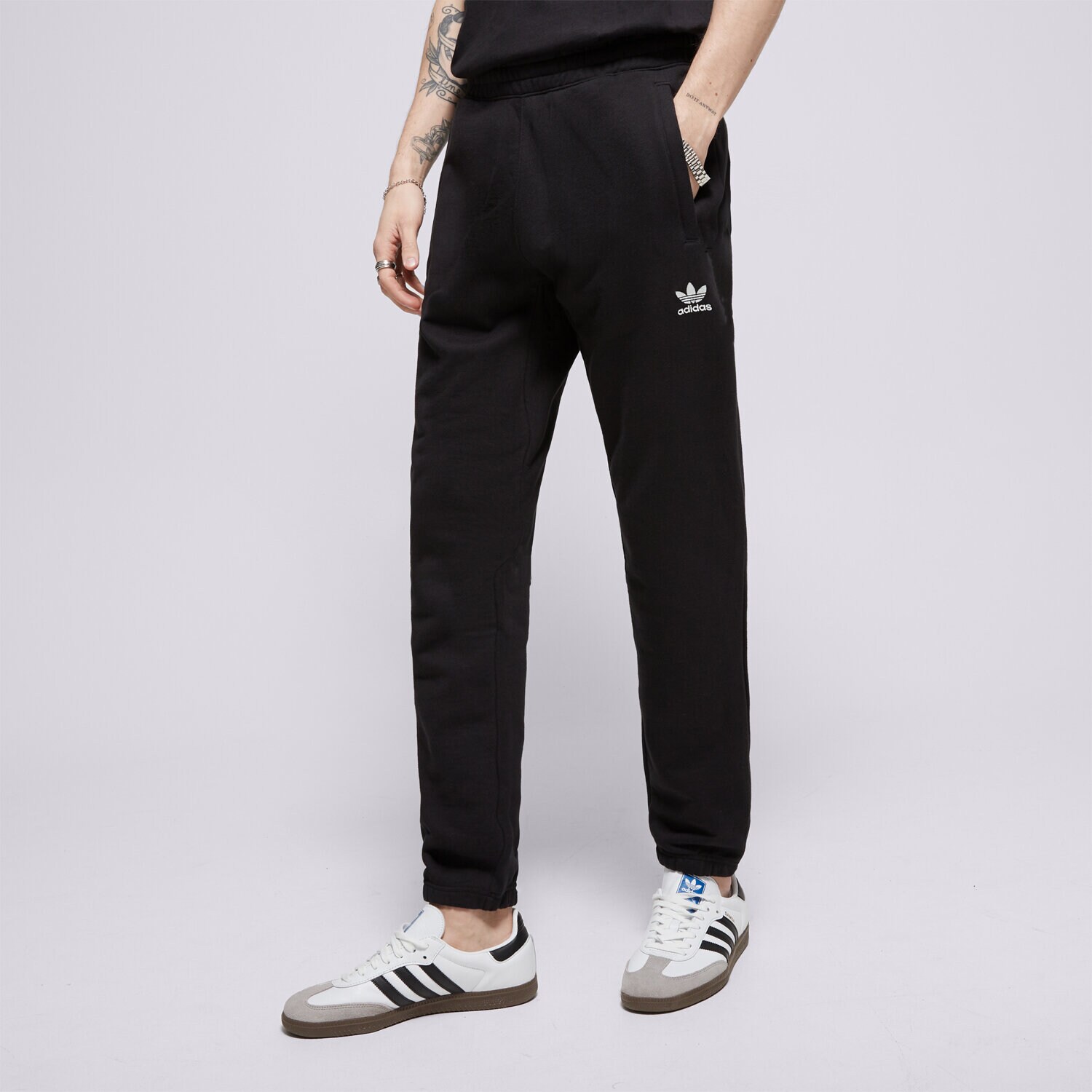 Bărbați pantaloni ADIDAS PANTALONI  ESS PANTS FT JD2422 Negru
