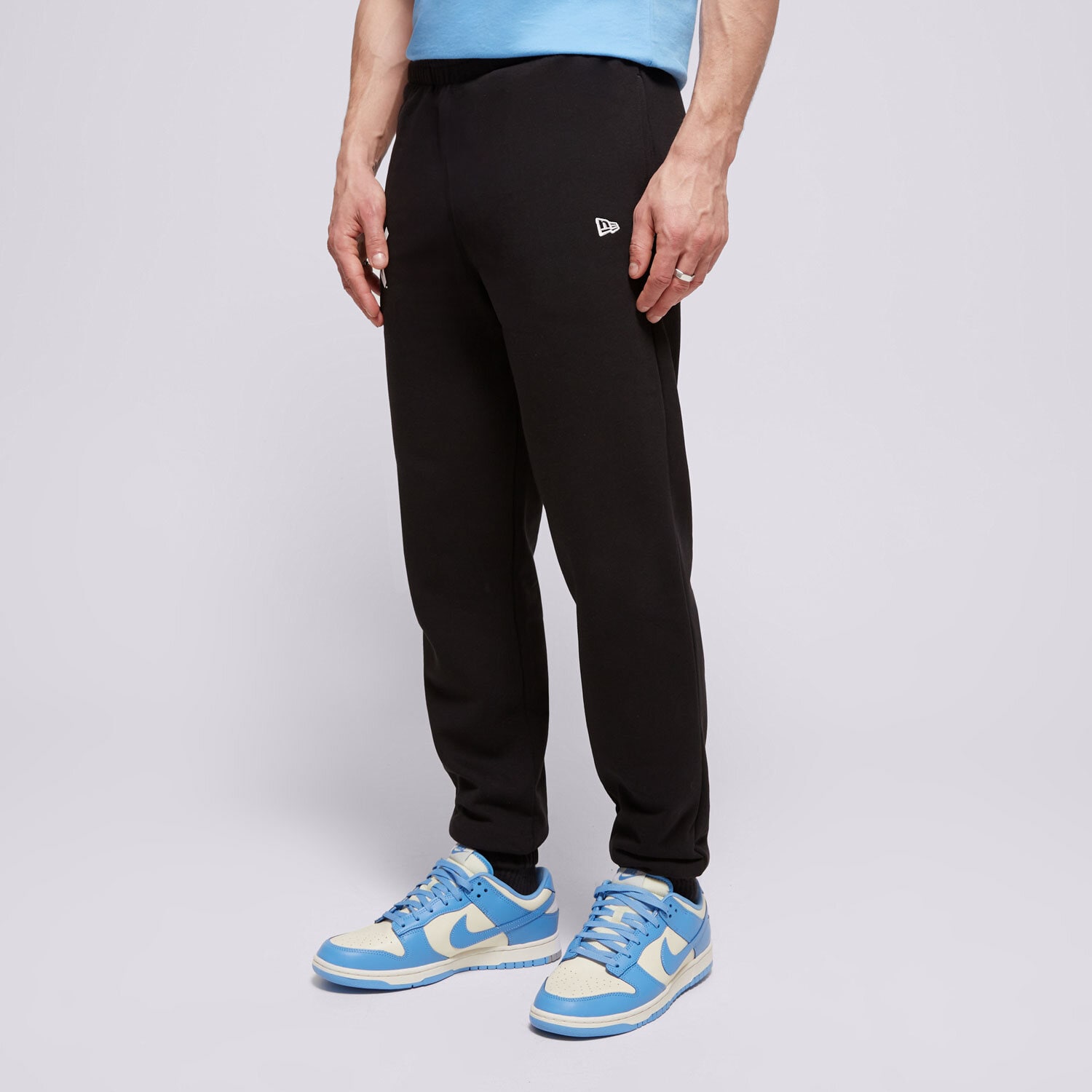 Bărbați pantaloni NEW ERA PANTALONI  MLB ESS JOGGER nyy NEW YORK YANKEES 60416726 Negru