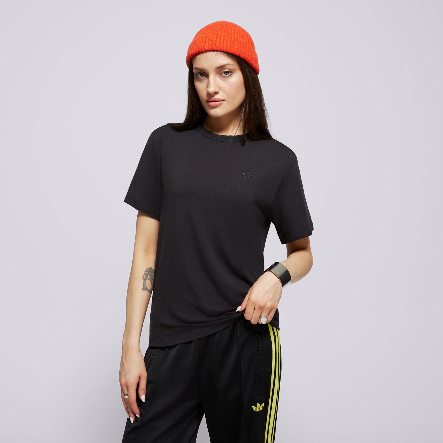 Femei tricou ADIDAS TRICOU P ESS TRICOU JD4765 Negru