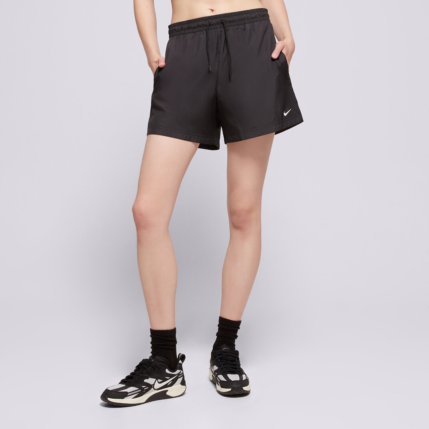 Femei pantaloni scurți NIKE PANTALONI SCURȚI W NSW MR ESSNTL WVN SHORT FV7557-010 Negru