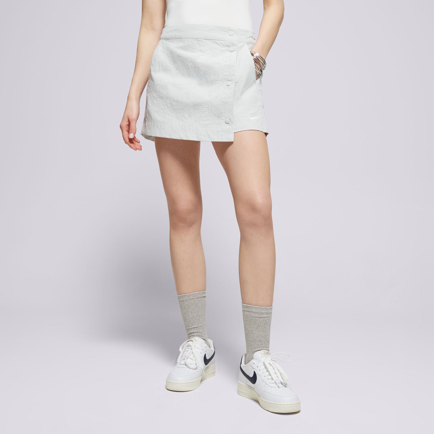 Femei pantaloni scurți NIKE PANTALONI SCURȚI W NSW ESSNTL WVN MR 3" SKORT HM6979-034 Gri