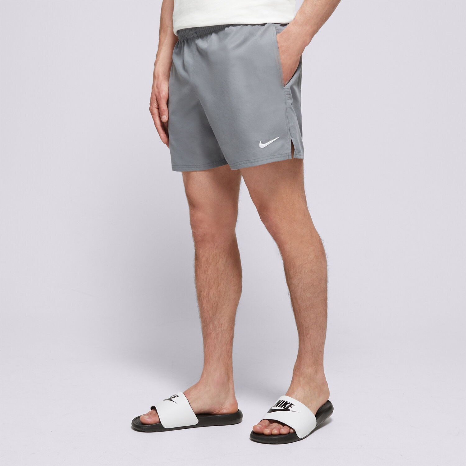 Femei pantaloni scurți NIKE SWIM PANTALONI SCURȚI NIKE ESSENTIAL 5" SHORTS NESSF560-051 Gri