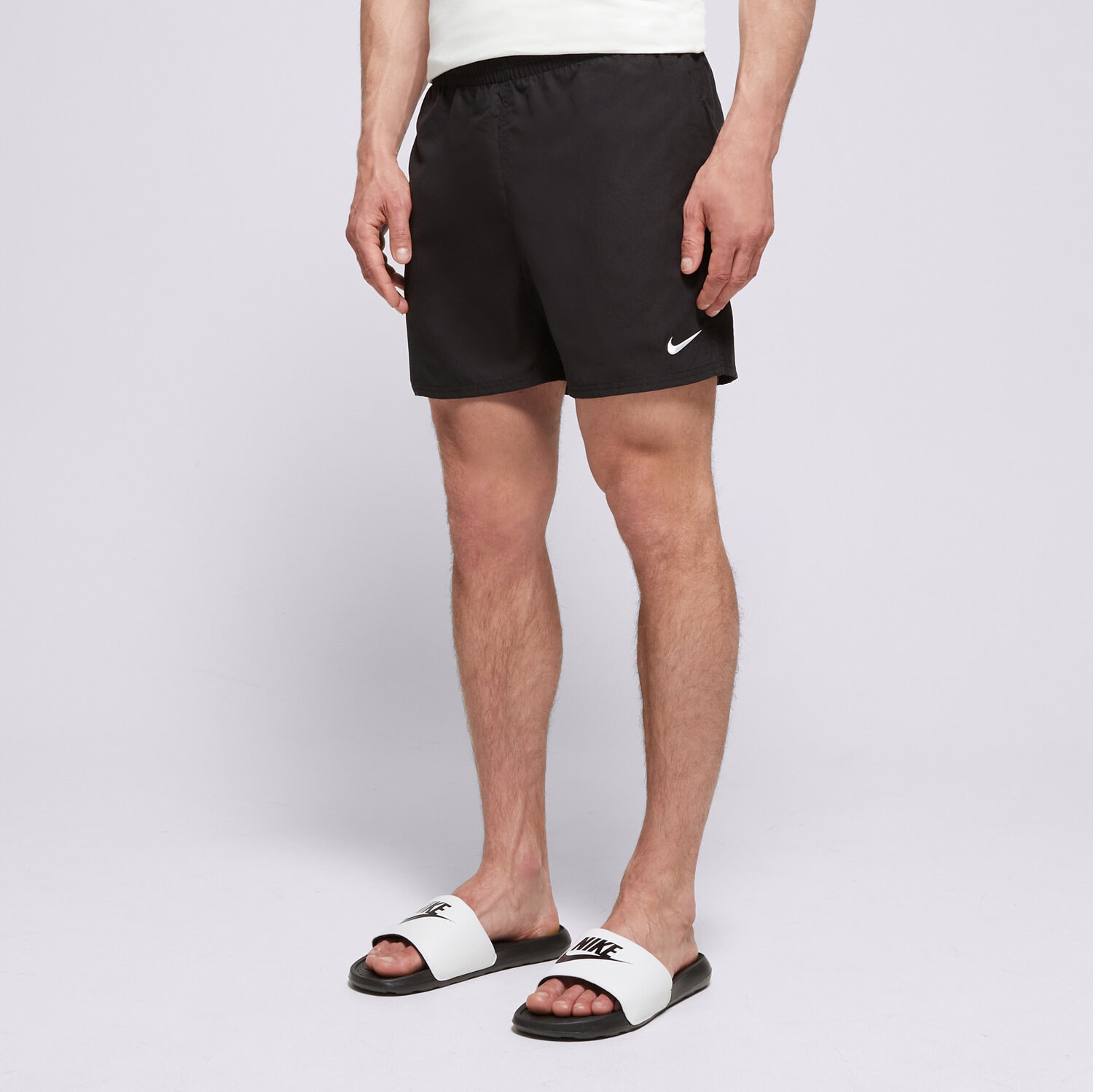Femei pantaloni scurți NIKE SWIM PANTALONI SCURȚI NIKE ESSENTIAL 5" NESSF560-001 Negru