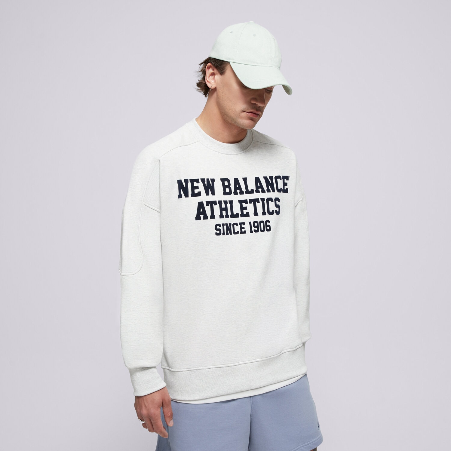 Bărbați bluză NEW BALANCE BLUZĂ VARSITY FRENCH TERRY GRAPHIC CREW MT51521AHH Gri
