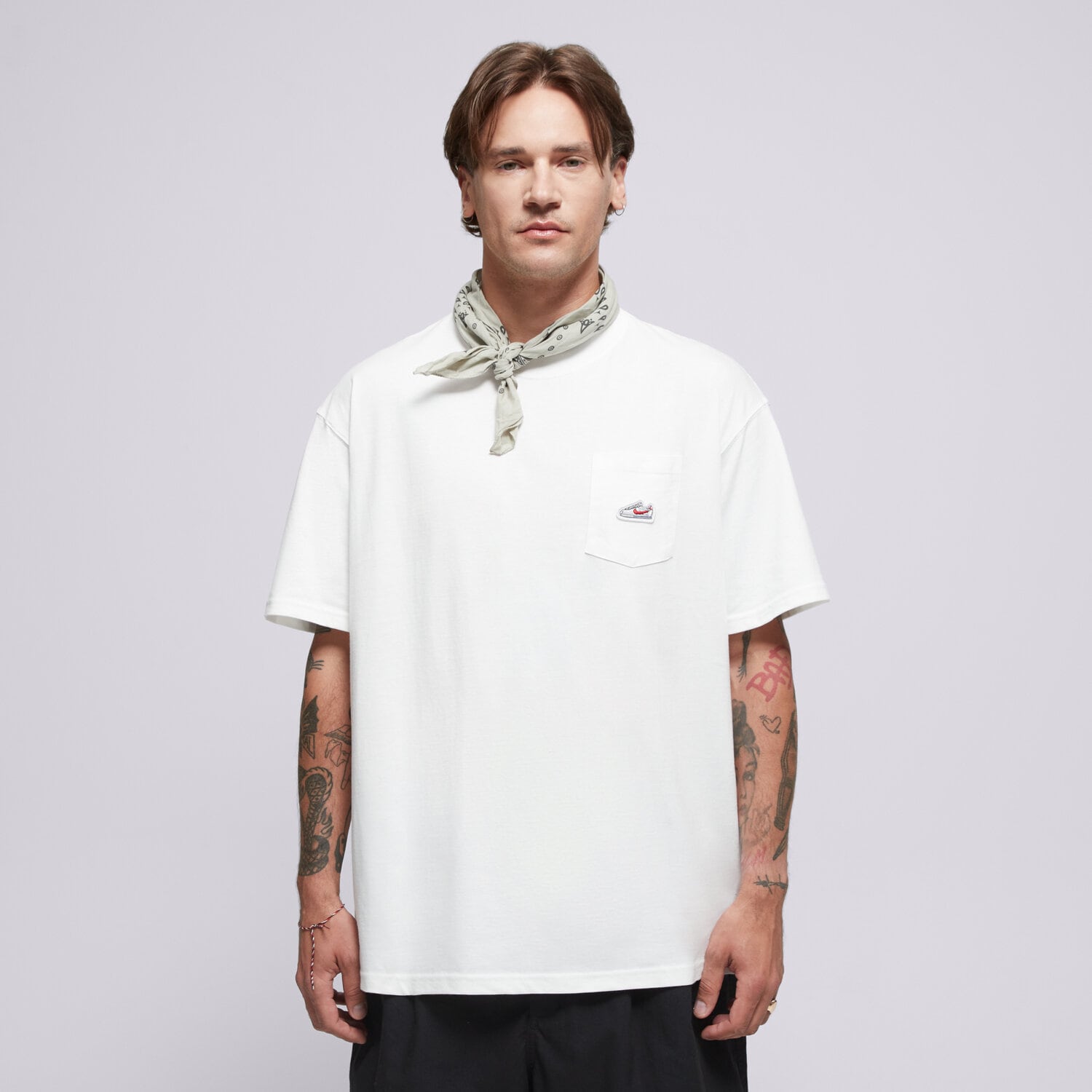 Bărbați tricou NIKE TRICOU U NSW TEE M90 SNKR PTCH PKT 2 IB1382-100 Alb