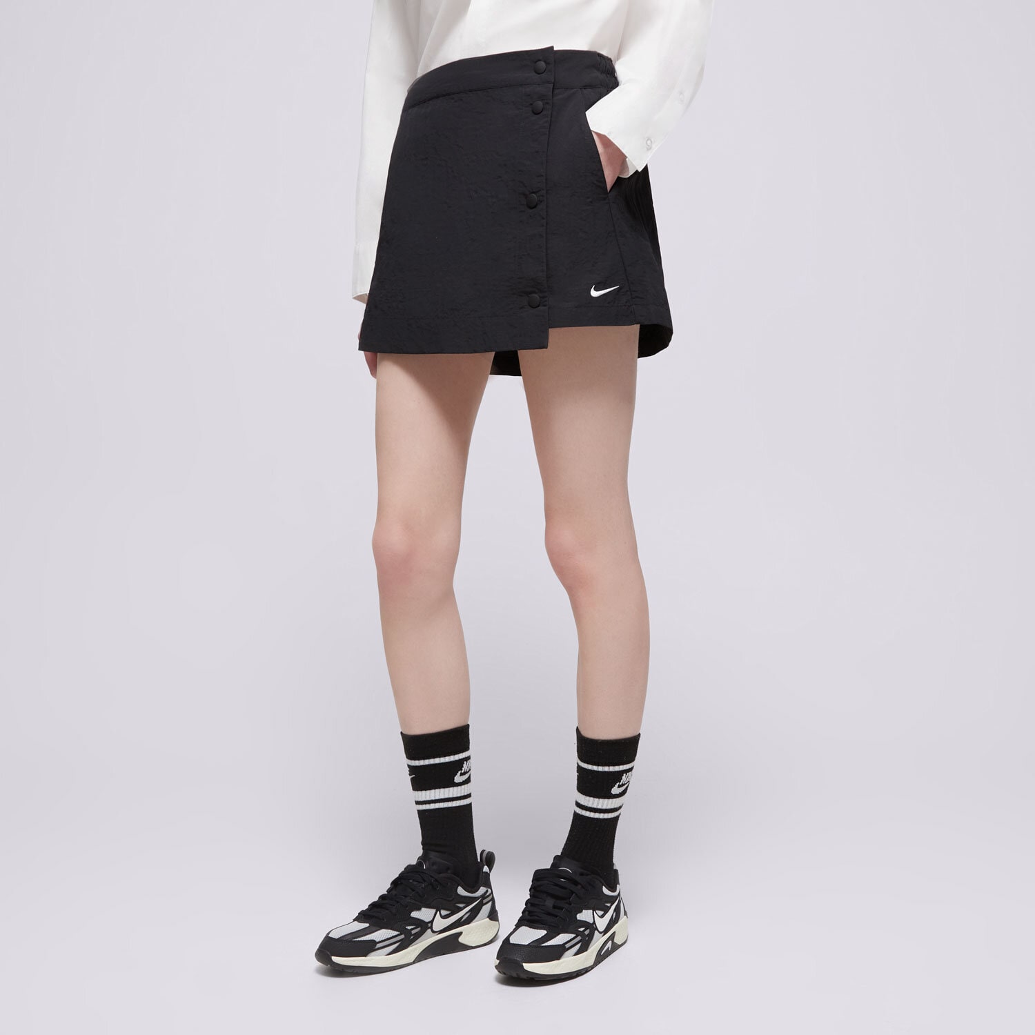Femei pantaloni scurți NIKE PANTALONI SCURȚI W NSW ESSNTL WVN MR 3" SKORT HM6979-010 Negru